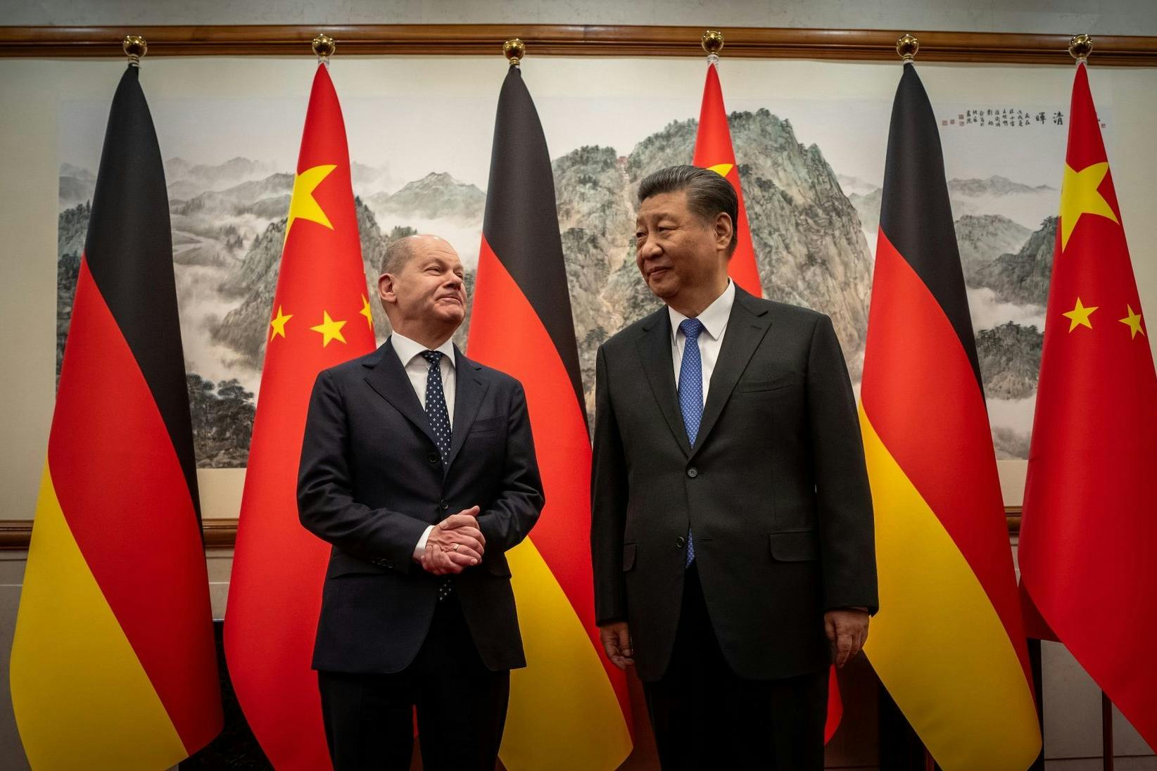 Gespräche auf Augenhöhe: Bundeskanzler Olaf Scholz wird von Chinas Staatschef Xi Jinping im Staatsgästehaus in Peking empfangen.