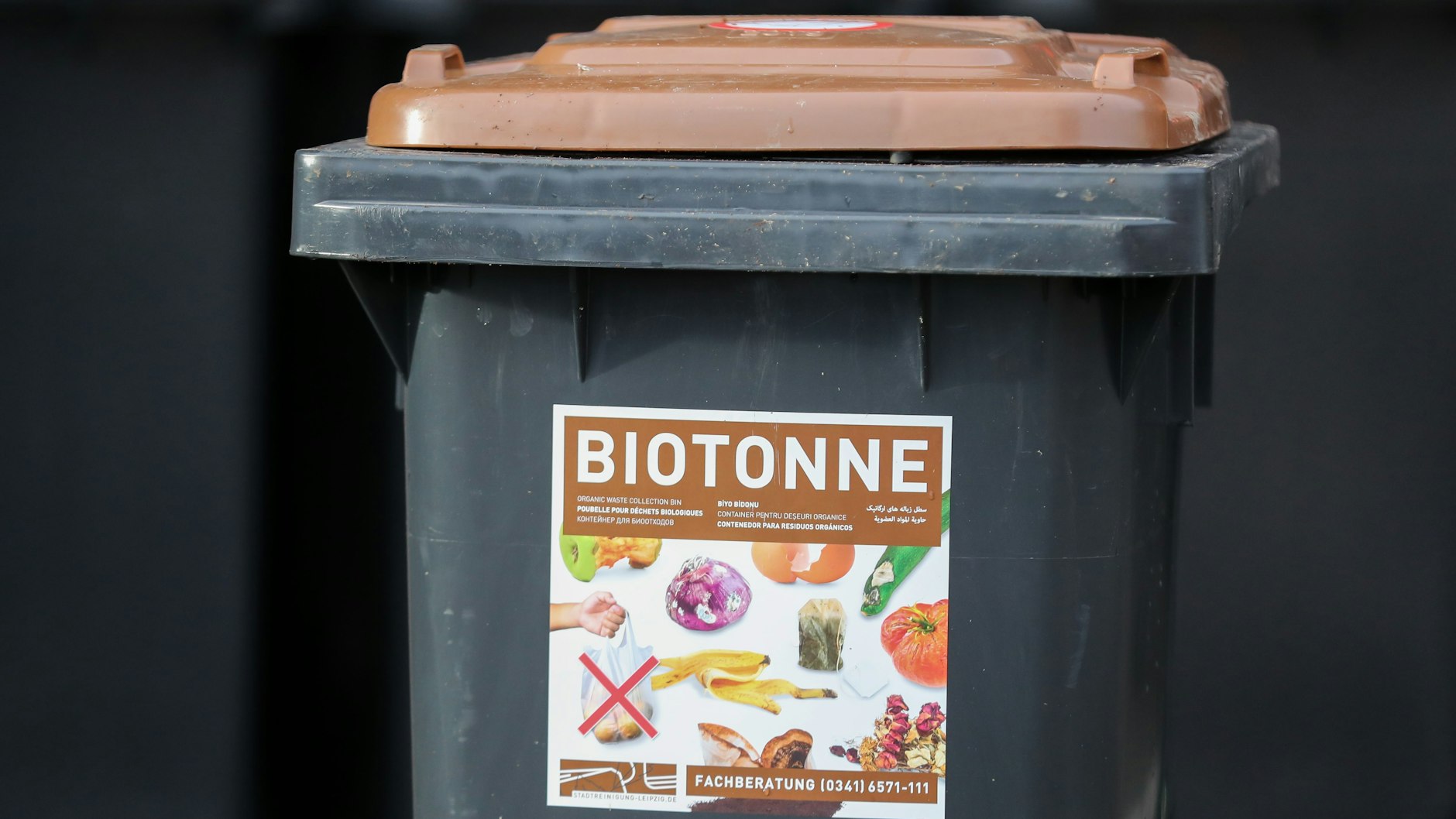 Eine Biotonne steht auf dem Gelände der Stadtreinigung.&nbsp;