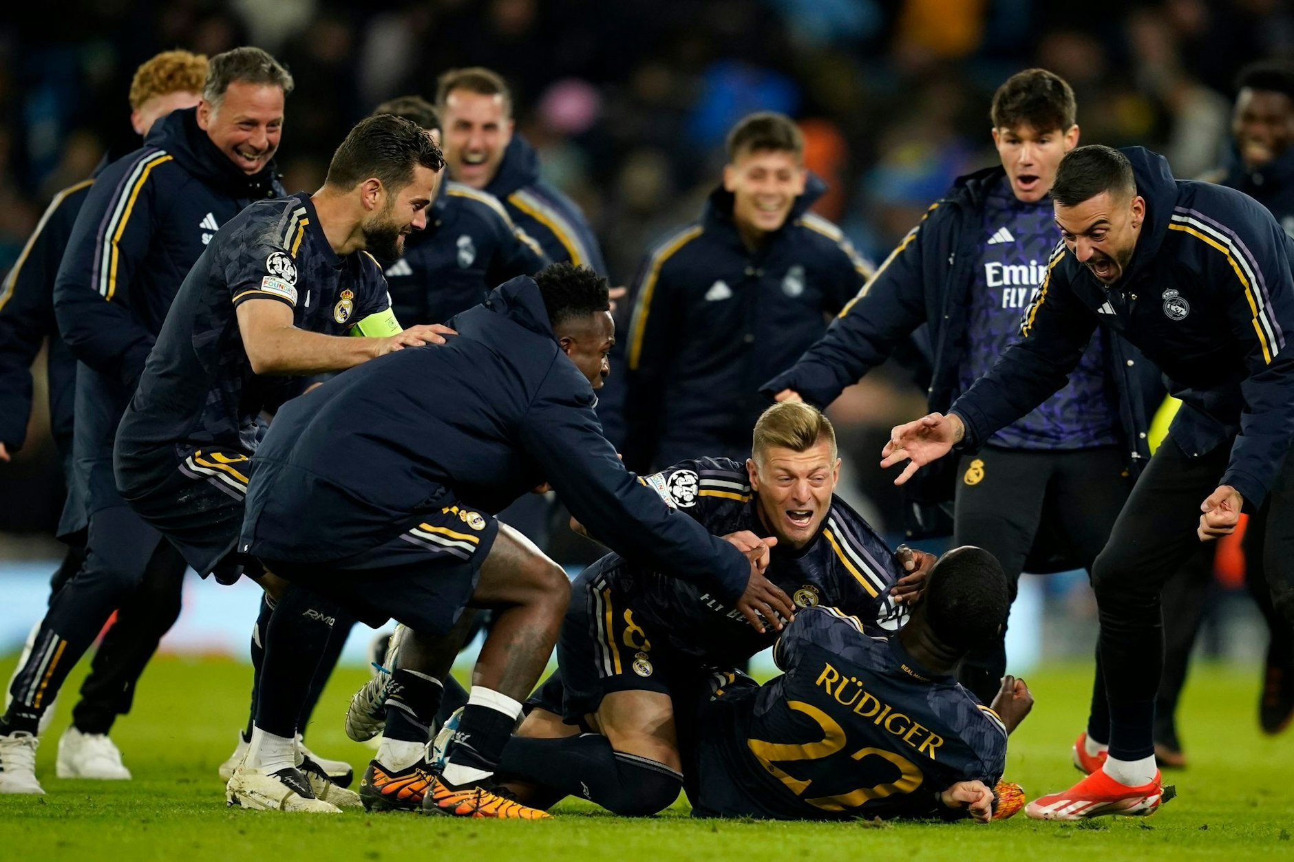 dpatopbilder - Alle stürzen sich auf Antonio Rüdiger. Der Real-Madrid-Star hat im Elfmeterschießen des Champions-League-Krimis bei Manchester City den entscheidenden Elfer zum 4:3-Erfolg verwandelt.