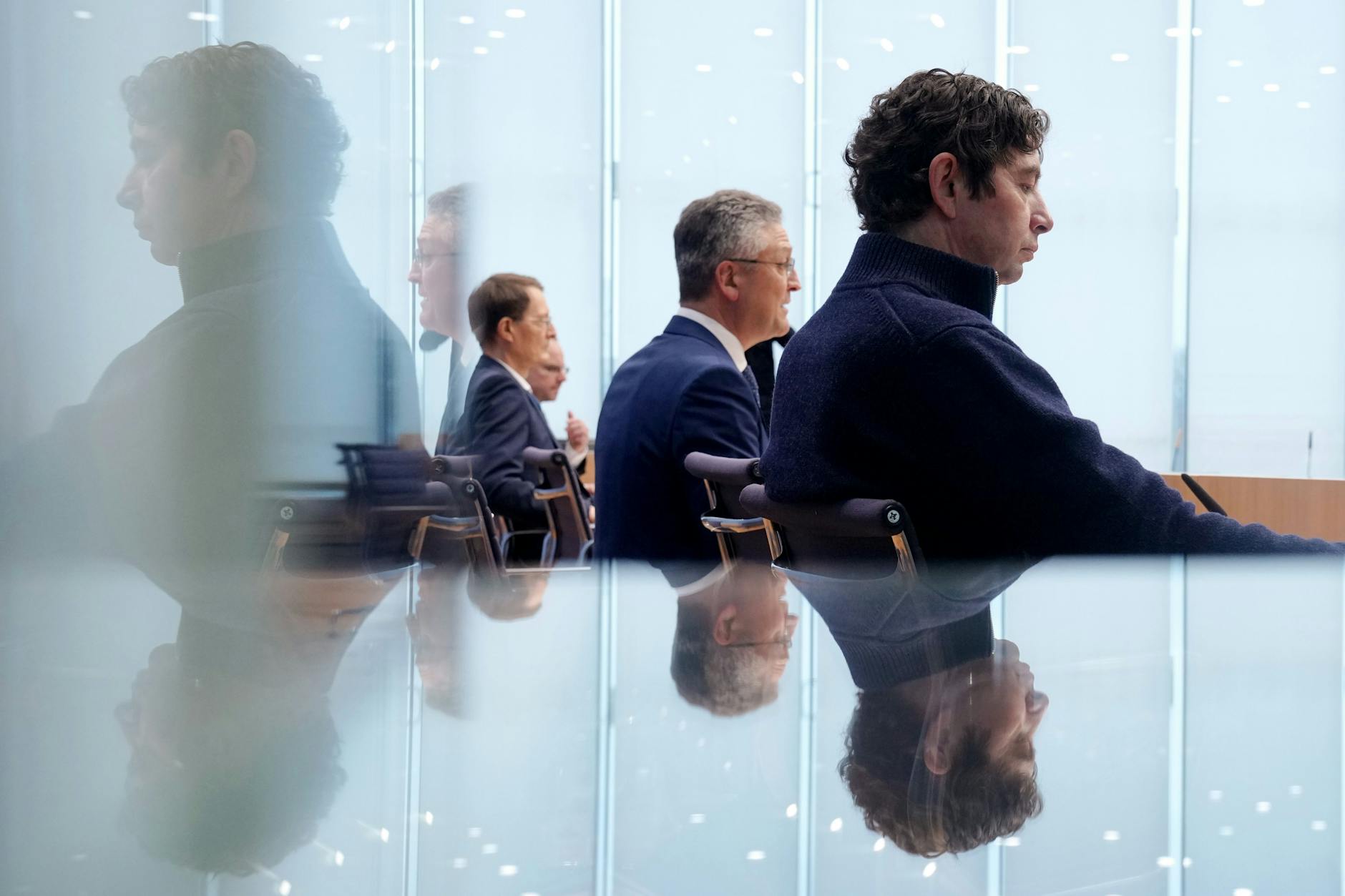 Von rechts: Christian Drosten, Direktor des Instituts für Virologie an der Charité Berlin, Lothar Wieler, ehemaliger Präsident des Robert-Koch-Instituts (RKI), und Karl Lauterbach (SPD), Bundesminister für Gesundheit, bei einem Treffen der Bundespressekonferenz zur Corona-Lage 