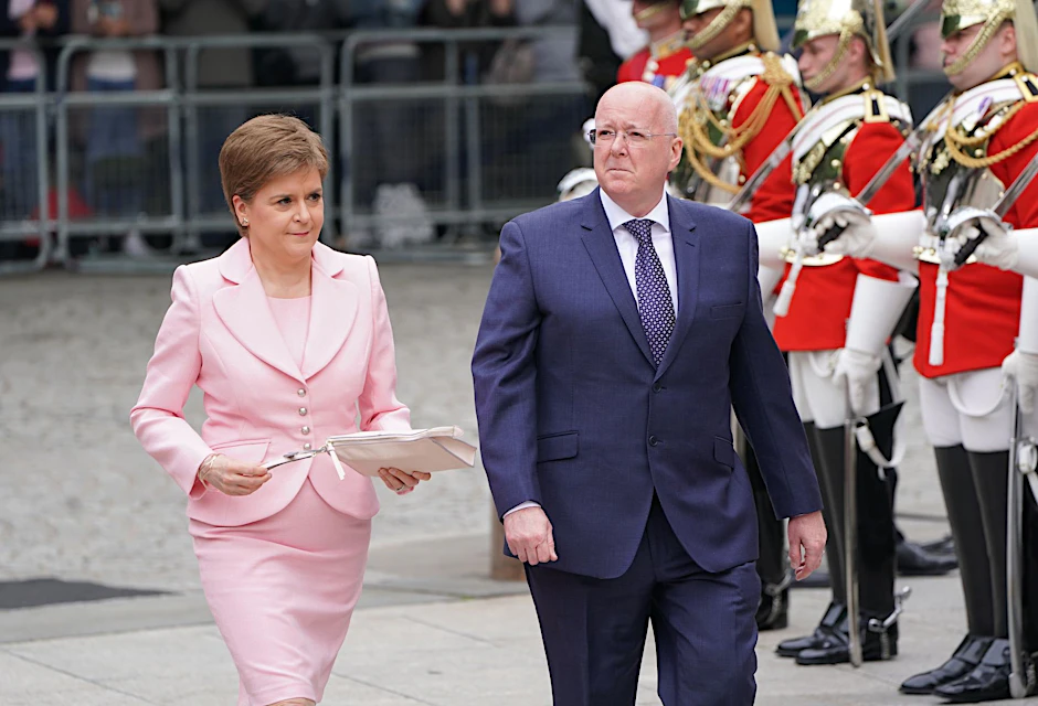 ARCHIV - Die ehemalige schottische Premierministerin Nicola Sturgeon (l.) und ihr Ehemann Peter Murrell.  