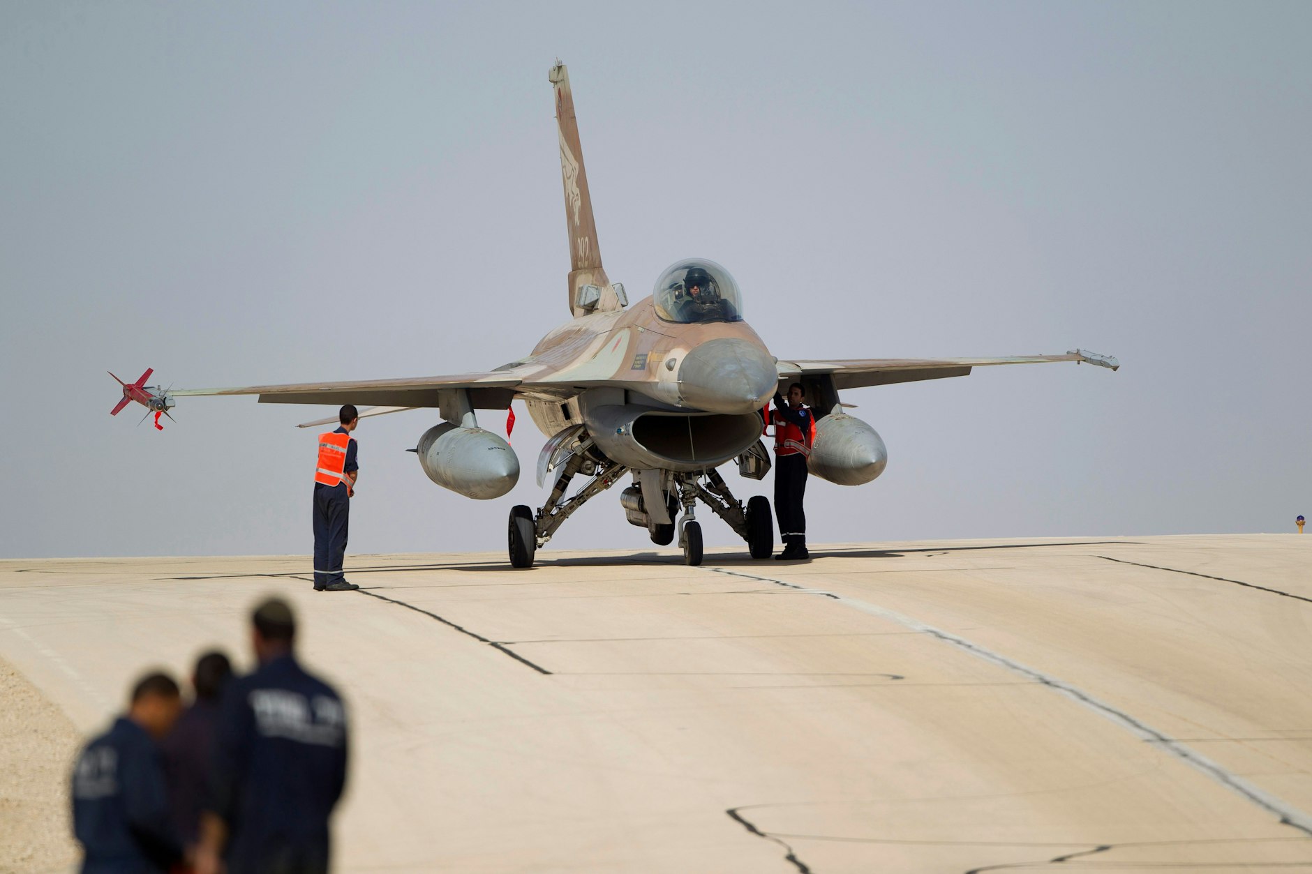 Mechaniker stehen auf einem Militärflughafen bei Eilat in Israel an einem F-16 Kampfjet der israelischen Luftwaffe. 