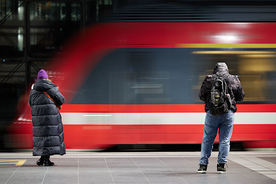 Ein Regionalzug fährt ein. Wer ein Deutschlandticket hat oder das neue Berlin-Abo nutzt, muss vorher nicht zum Automaten. Vom 23. April an ist der Nachfolger des 29-Euro-Tickets erhältlich.