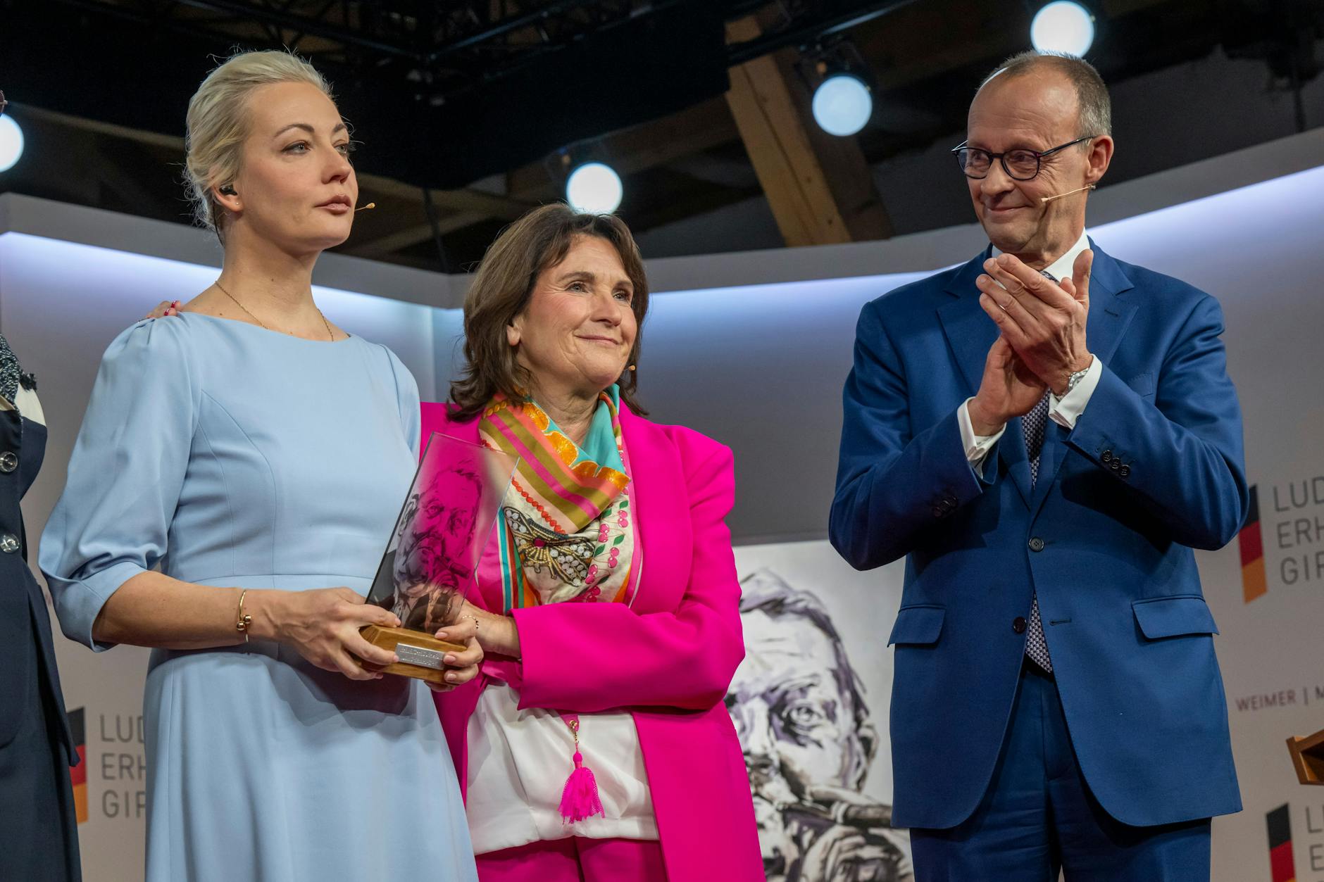 Julia Nawalnaja (l), Verlegerin Christine Goetz-Weimer und Friedrich Merz