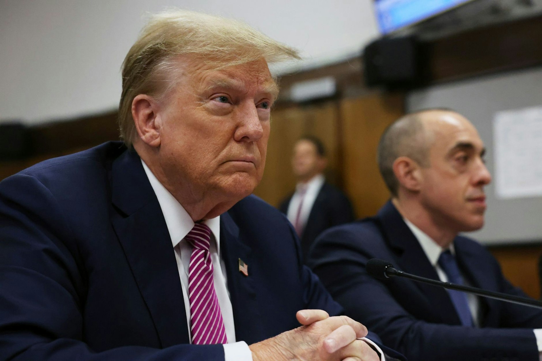 Vor dem Gerichtsgebäude in New York, in dem der Schweigegeld-Prozess gegen Ex-US-Präsident Donald Trump stattfindet, hat sich ein Mann in Brand gesetzt. 