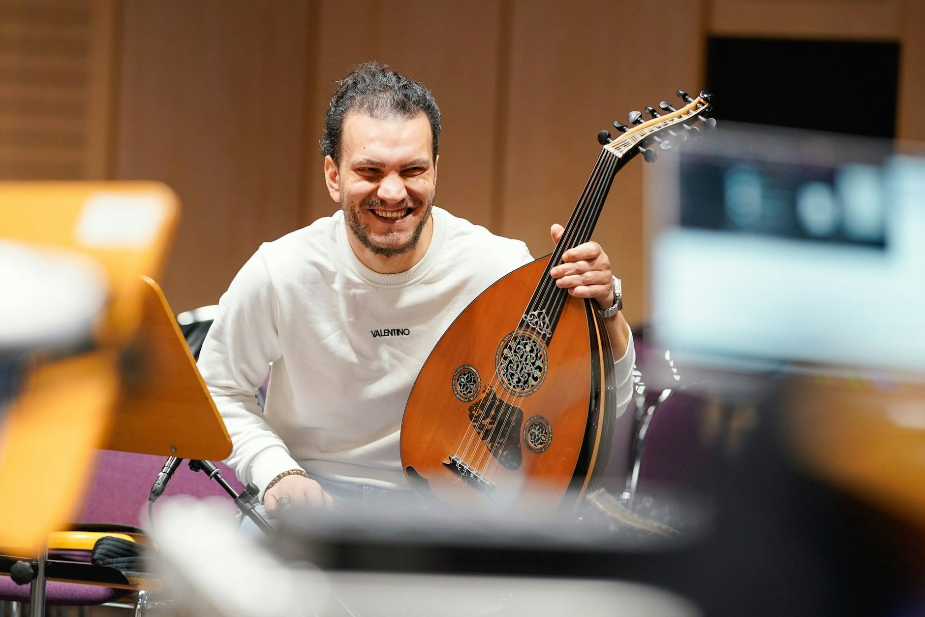 PRODUKTION - Von der Straße auf die Bühne: Hesham Hamra, ein syrischer Musiker, spielt in der Staatsphilharmonie Rheinland-Pfalz das Saiteninstrument Oud.  