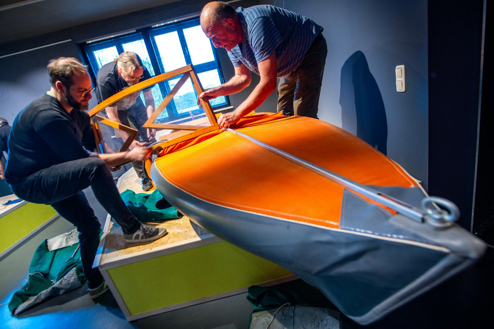 Mitarbeiter des Vereins „Freunde historischer Faltboote“aus Potsdam bauen das Faltboot „Delphin 110“ in Wismar auf.