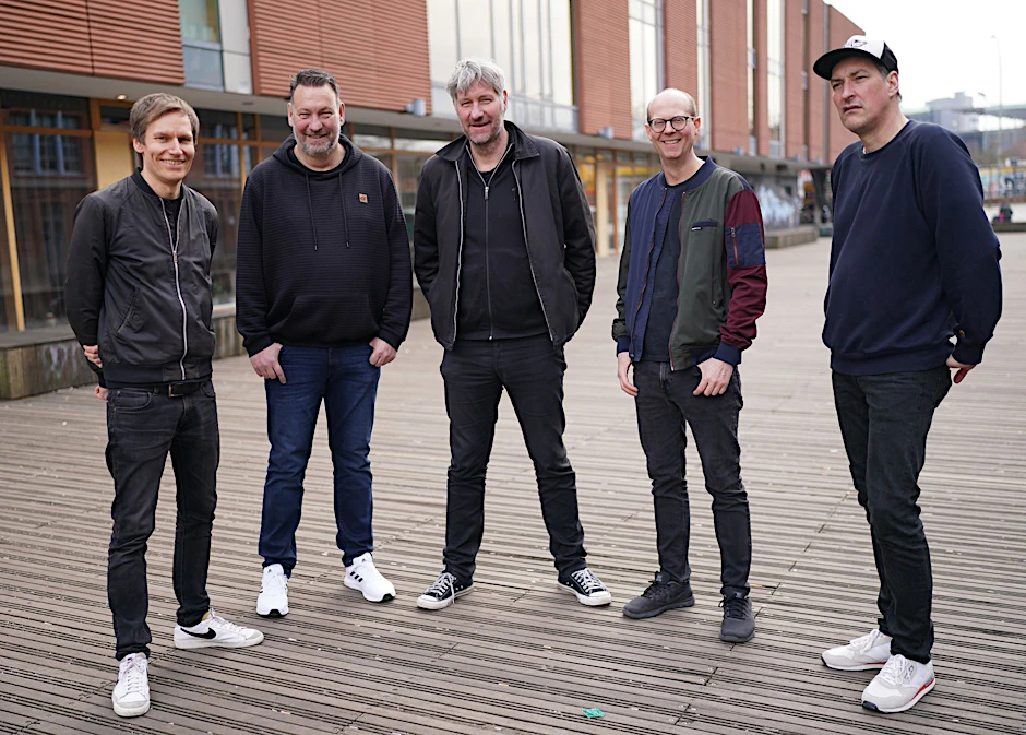 ARCHIV - Reimer Bustorff (r-l, Bass), Erik Langer (Gitarre), Marcus Wiebusch (Sänger und Gitarrist), Lars Wiebusch (Keyboard) und Christian Hake (Schlagzeug) sidn Kettcar.  