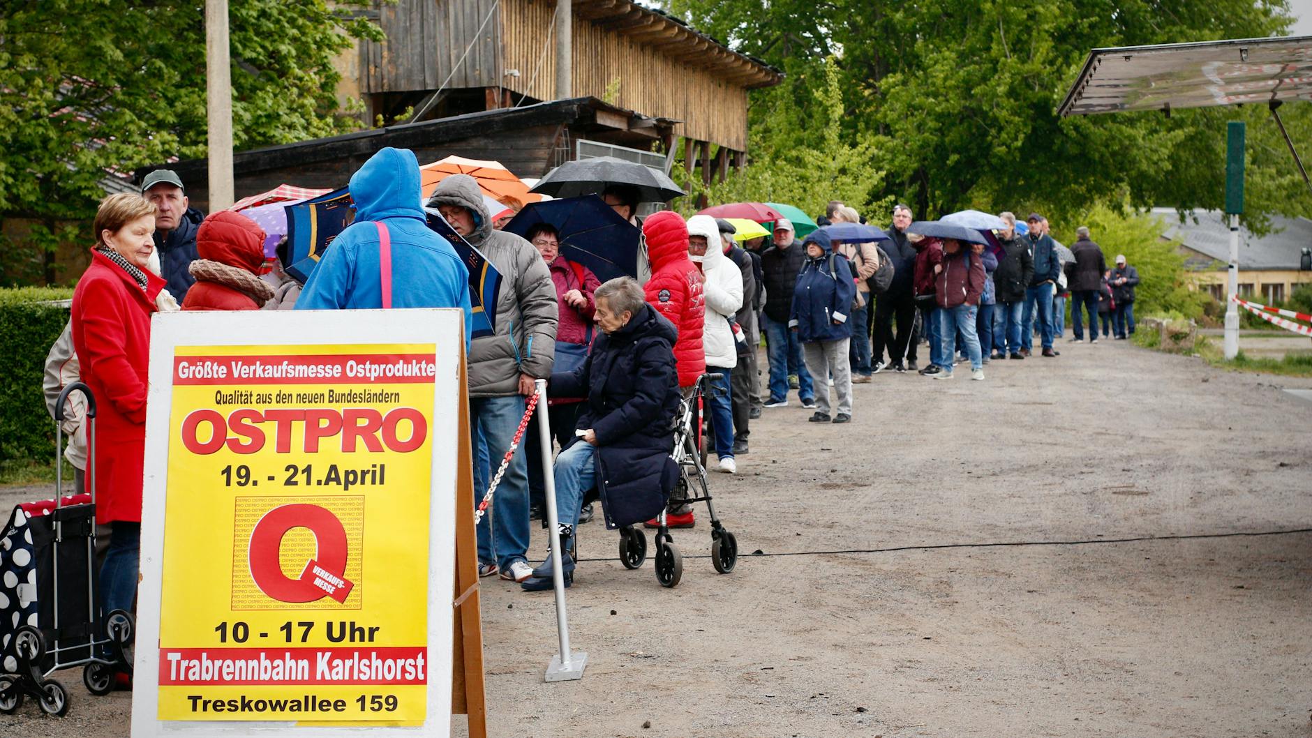 Alle wollen den Osten kosten: Schon am Freitagvormittag standen an der Trabrennbahn Karlshorst lange Schlangen.