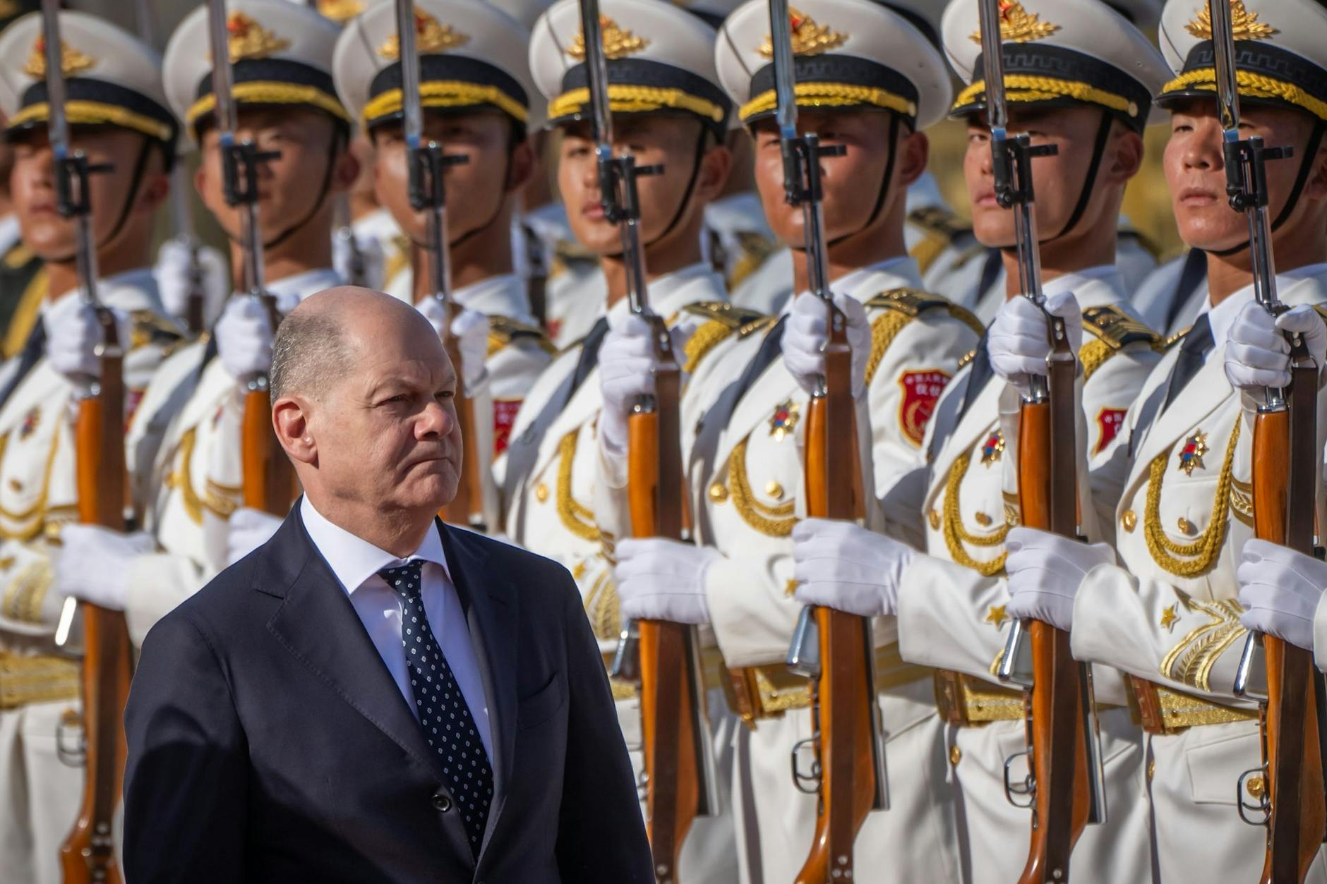 Bundeskanzler Olaf Scholz wird in China mit militärischen Ehren empfangen.