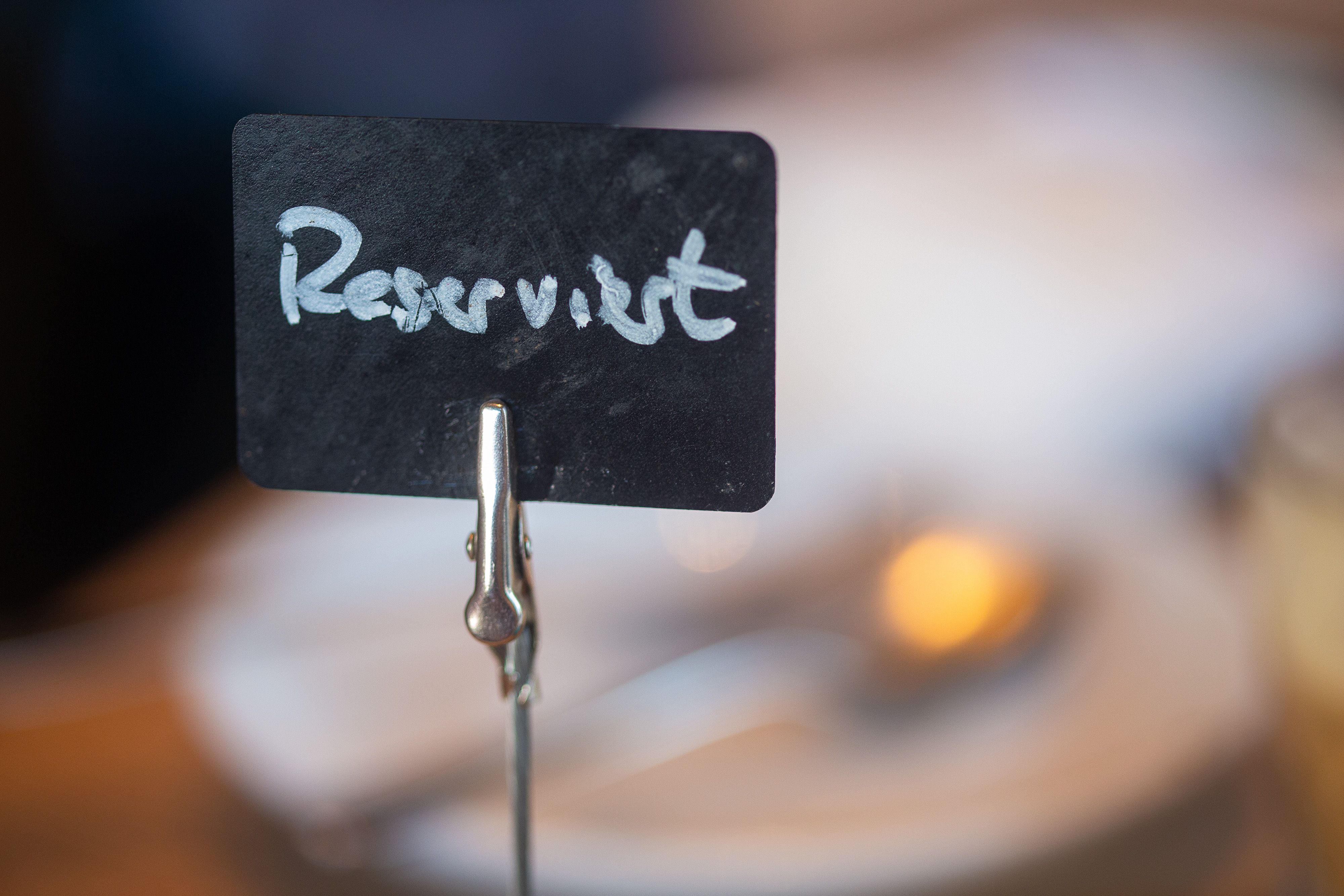 Trotz Reservierung nicht auftauchen: Darf das Restaurant Gebühr fordern?