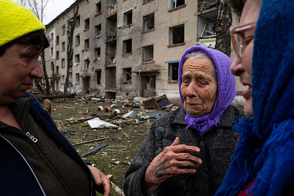 dpatopbilder - Frauen stehen in Lukiantsi in der Region Charkiw vor einem Haus, das durch einen russischen Luftangriff schwer beschädigt wurde.  