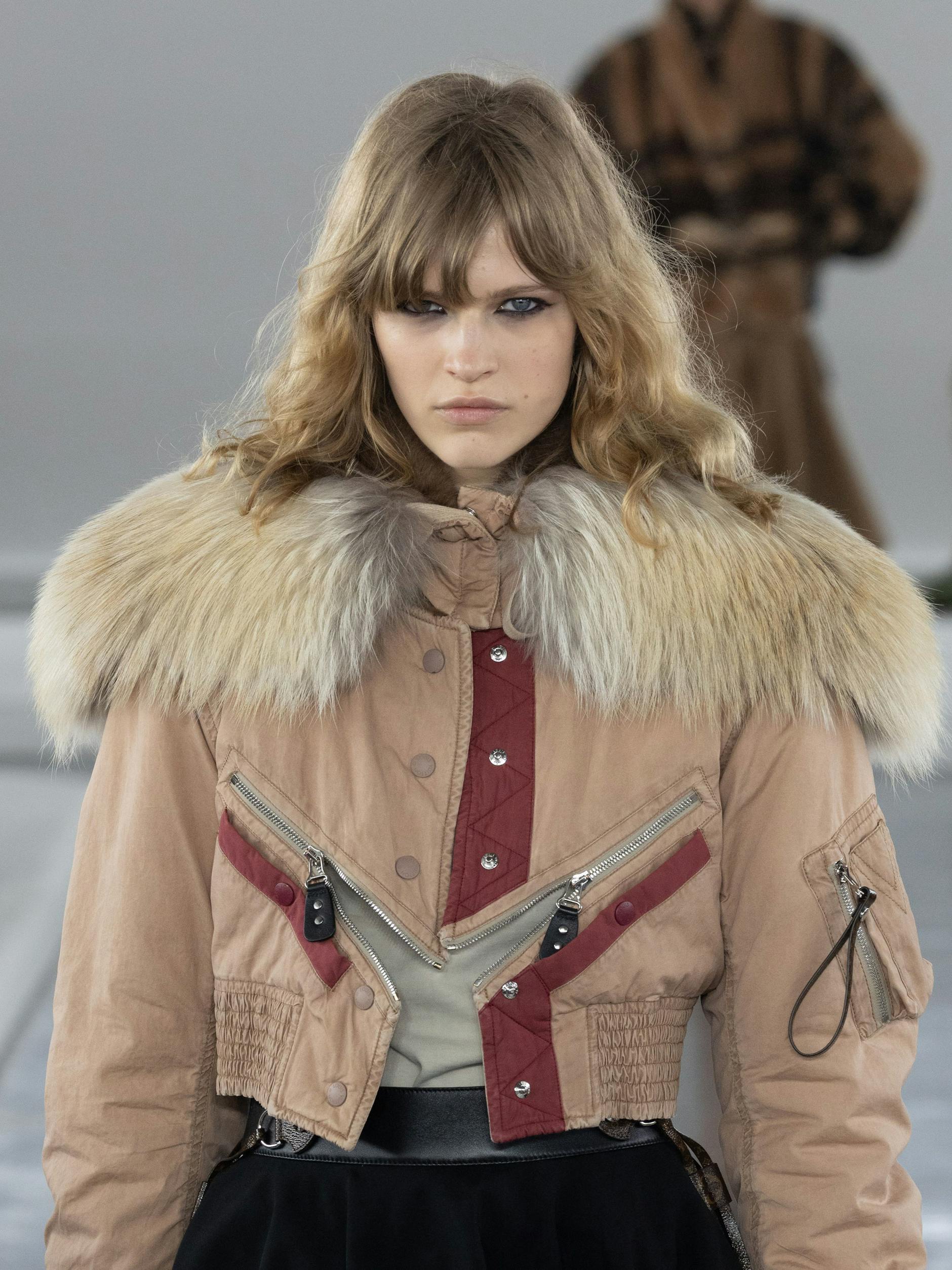 Die modischen Ornamente der Popkultur: Gummibund, Druckknöpfe, Zipper und Zickzacknähte.