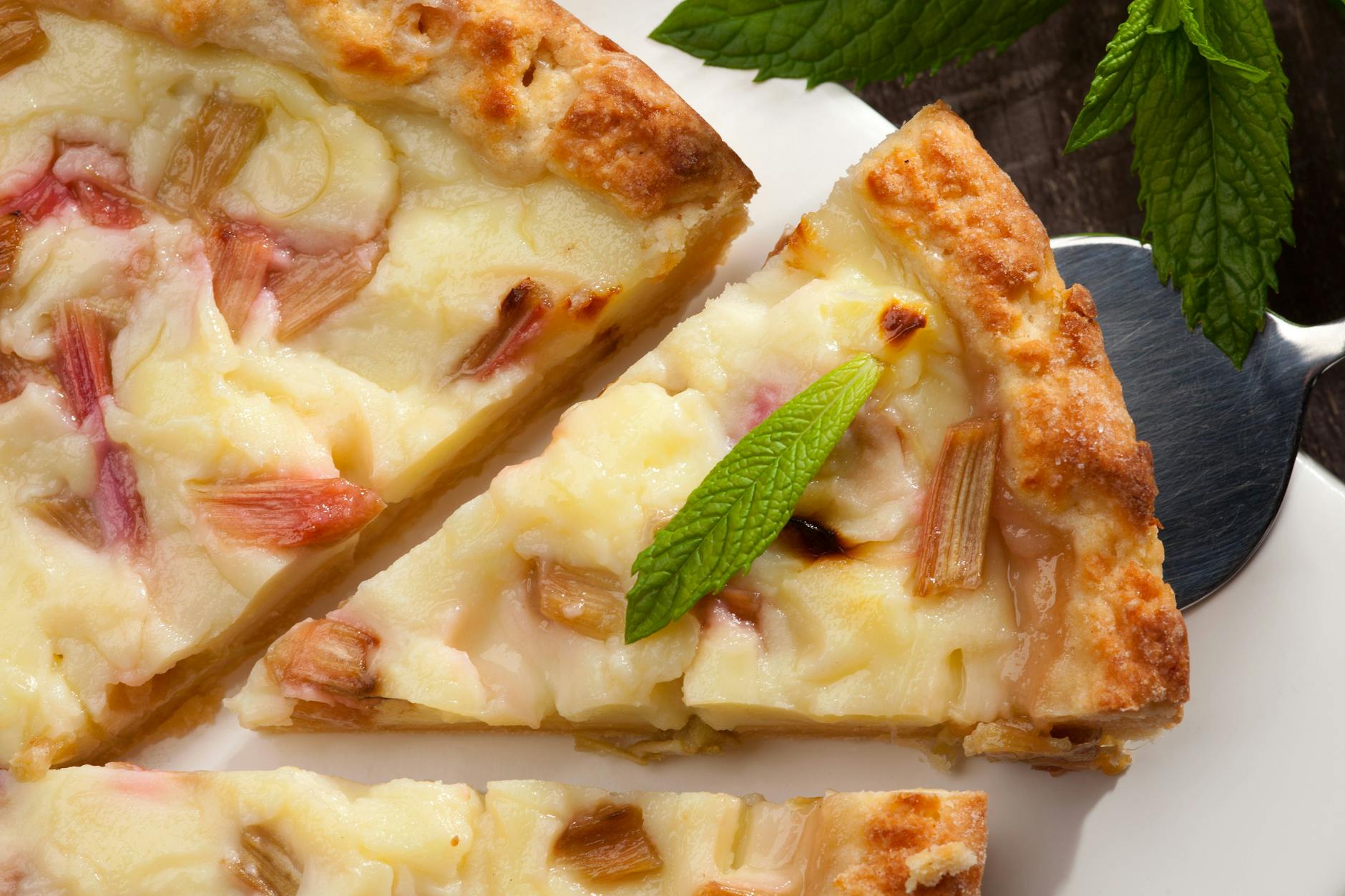 Dieser saftige Rhabarber-Schmandkuchen schmeckt einfach traumhaft!