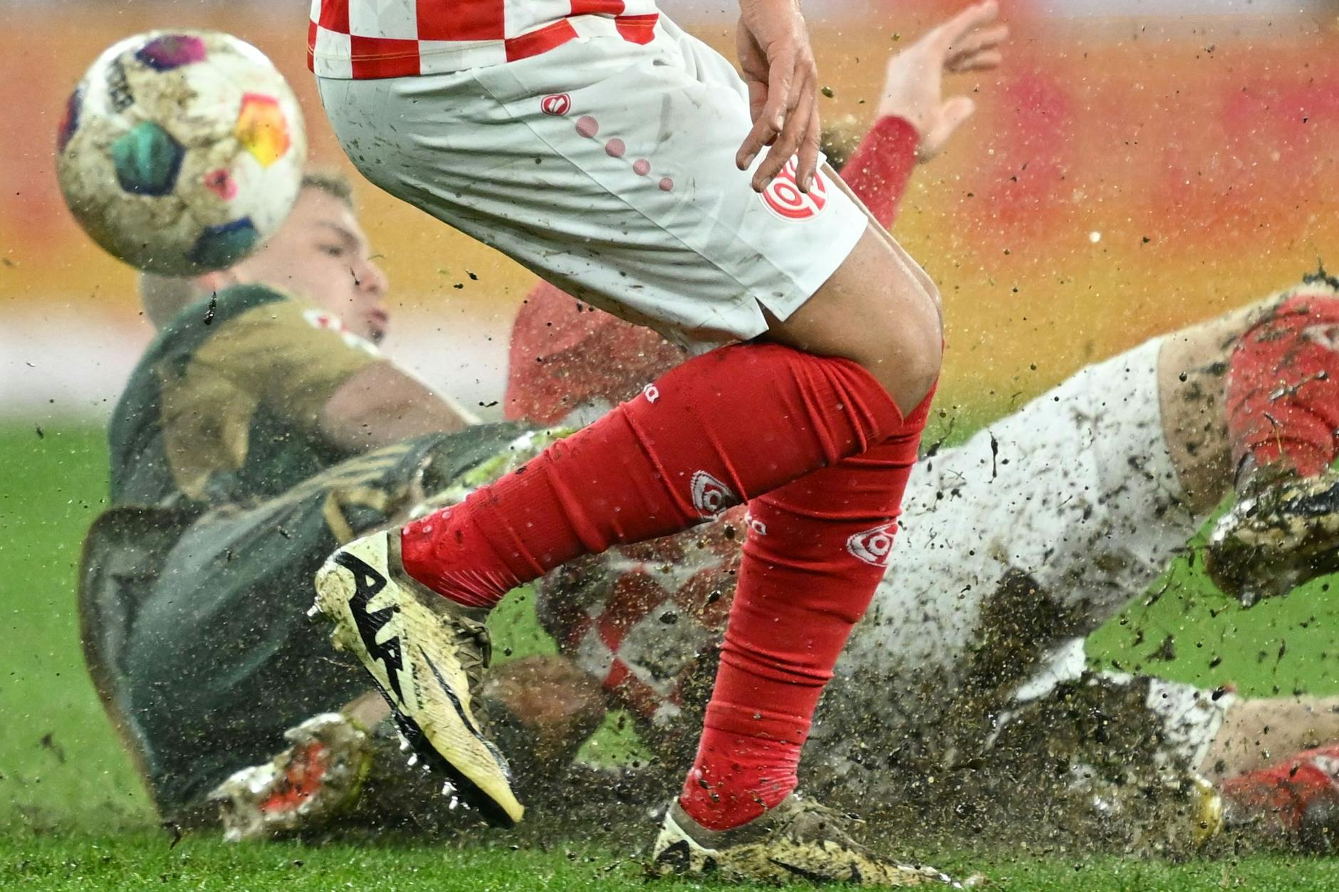 Grätschen, kämpfen, schießen: wie hier Andras Schäfer im Spiel gegen Mainz. Das fordern die Fans von den Spielern des 1. FC Union.