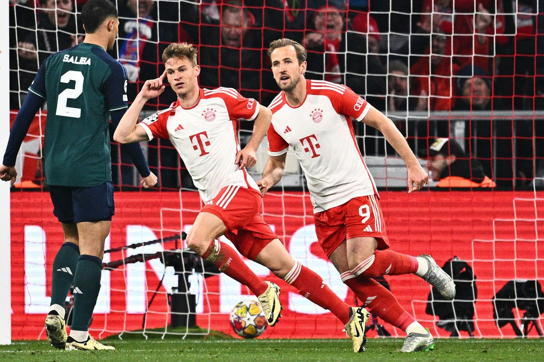 dpatopbilder - Joshua Kimmich (M) hat die letzte Titelchance des FC Bayern München am Leben erhalten: Mit einem wuchtigen Kopfballtor sorgte er für einen 1:0-Sieg gegen den FC Arsenal. Damit steht der Rekordmeister im ersten Halbfinale der Champions League seit 2020.