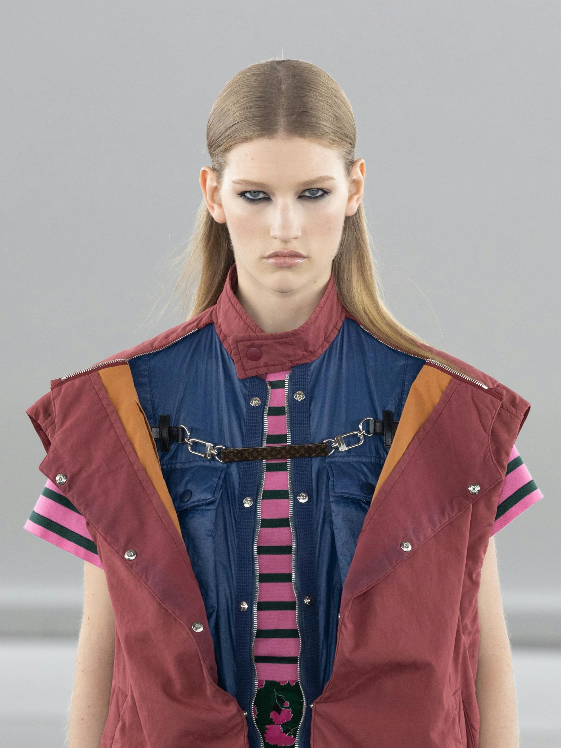 Die Weste als Spielwiese: Reißverschlüsse und Druckknöpfe treffen auf Ösen und Riemchen mit Louis-Vuitton-Monogram.