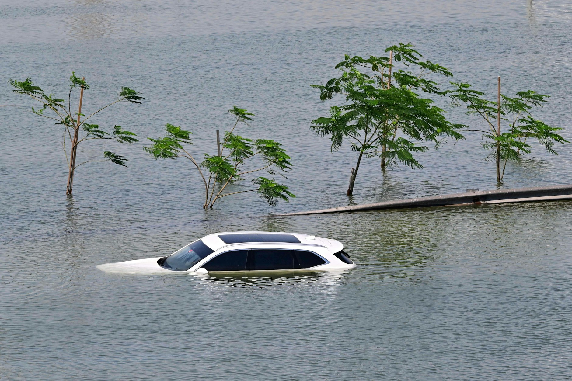 Ein Auto ist auf einer Straße in Dubai fast vollständig in den Wassermassen versunken.