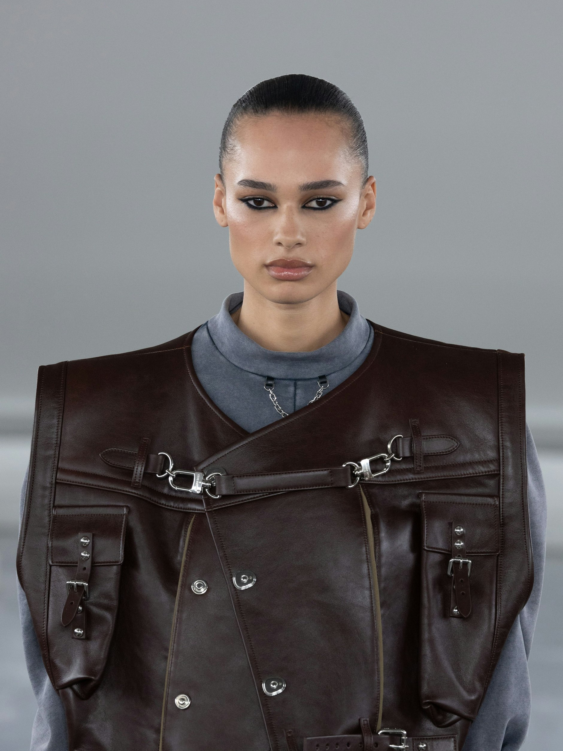 Das geht alles auch in Leder, wie bei diesem Westenexemplar der Prefall-2024-Kollektion von Louis Vuitton zu sehen ist.