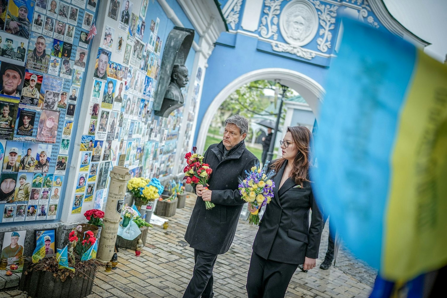 dpatopbilder - Wirtschaftsminister Robert Habeck besucht Kiew. An der Gedenkmauer für die im Krieg gefallenen Soldaten legt er Blumen nieder. Begleitet wird der Minister von Julia Swyrydenko, Erste Stellvertretende Premierministerin und Wirtschaftsministerin der Ukraine.