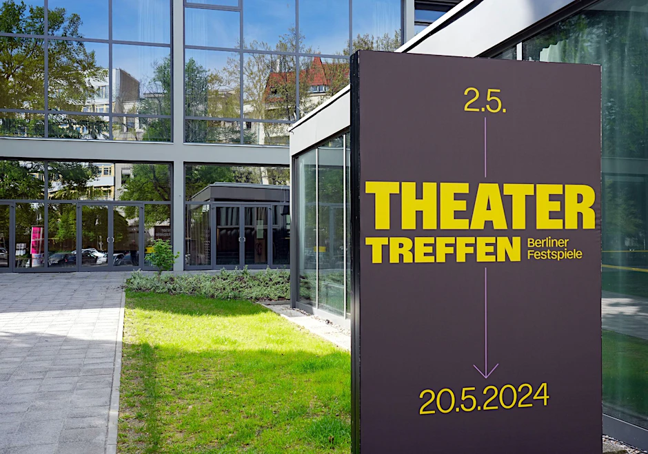 Ein Plakat vor dem Eingang des Hauses der Berliner Festspiele in der Schaperstraße weist auf das Theatertreffen hin.