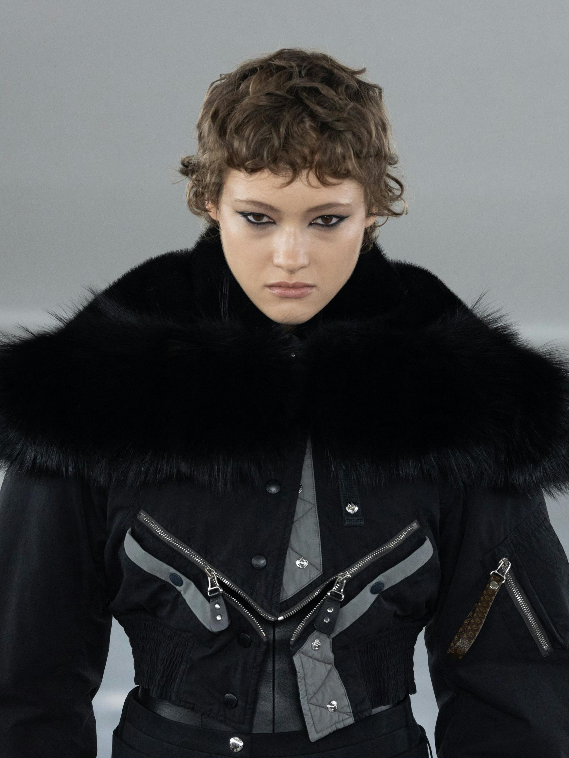 Die 80er-Trapezform mit breiten Schultern wird durch die diagonal verlaufenden Reißverschlüsse betont. Ein toller Look!