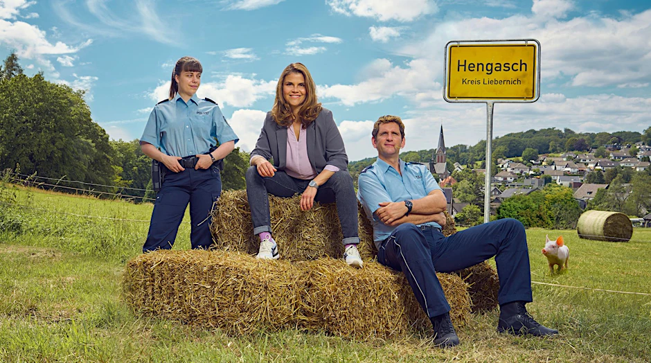 HANDOUT - Marie Gabler (Katharina Wackernagel, m.), Heino Fuss (Sebastian Schwarz) und Jenny Dickel (Eva Bu·hnen).  