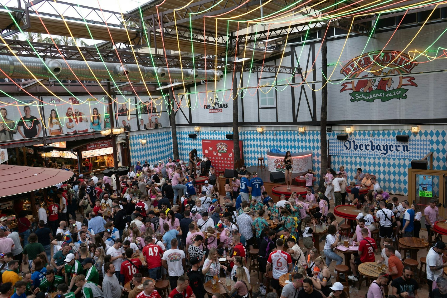 PRODUKTION - Am Ballermann kommt der Partybetrieb wieder auf Touren. Schon zum Auftakt der Saison ist im Bierkönig kaum noch ein Durchkommen.