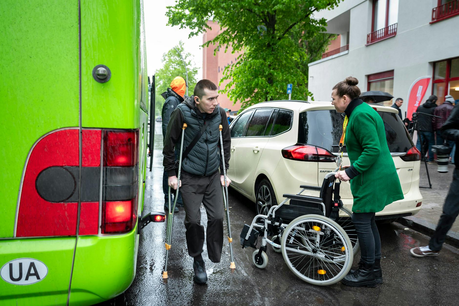 Ein ukrainischer Soldat steigt in Berlin-Charlottenburg aus dem Fernbus aus Kiew. Er verlor seinen linken Fuß, als er an der Front auf eine Mine trat.
