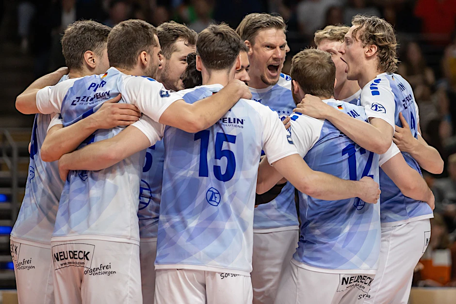 Spieler von VfB Friedrichshafen jubeln nach dem Sieg gegen die Berlin Volleys.  