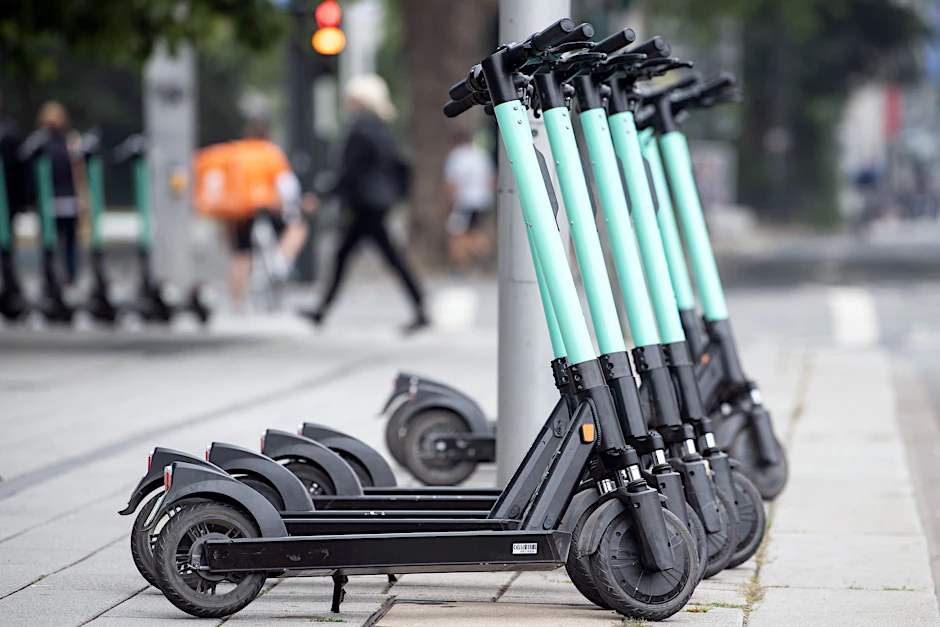 ARCHIV - E-Tretroller stehen am Straßenrand.  