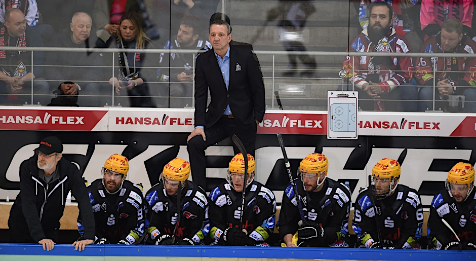 Thomas Popiesch (M,oben), Trainer der Pinguins Bremerhaven, verfolgt das Spiel.  