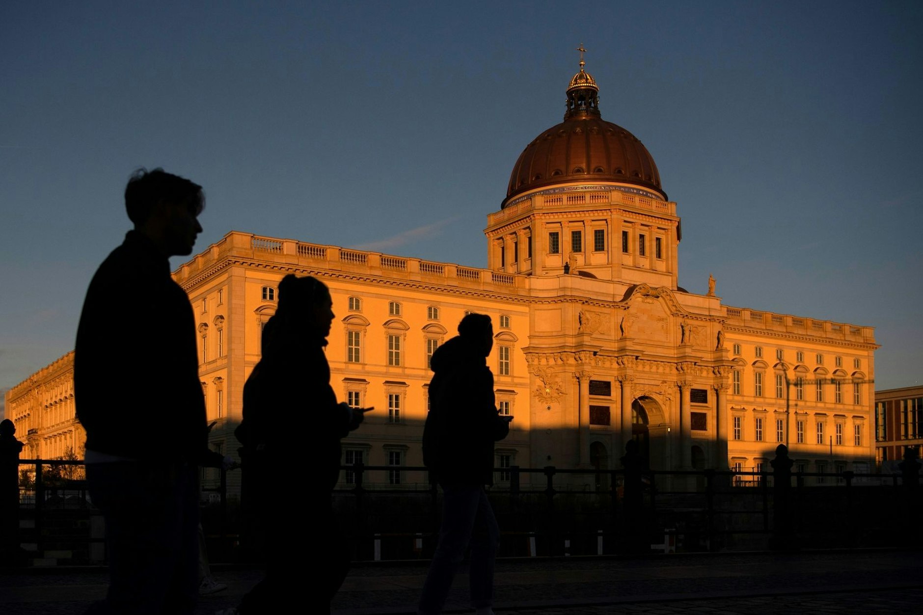 Das Berliner Stadtschloss wird von der untergehenden Sonne angestrahlt.&nbsp;