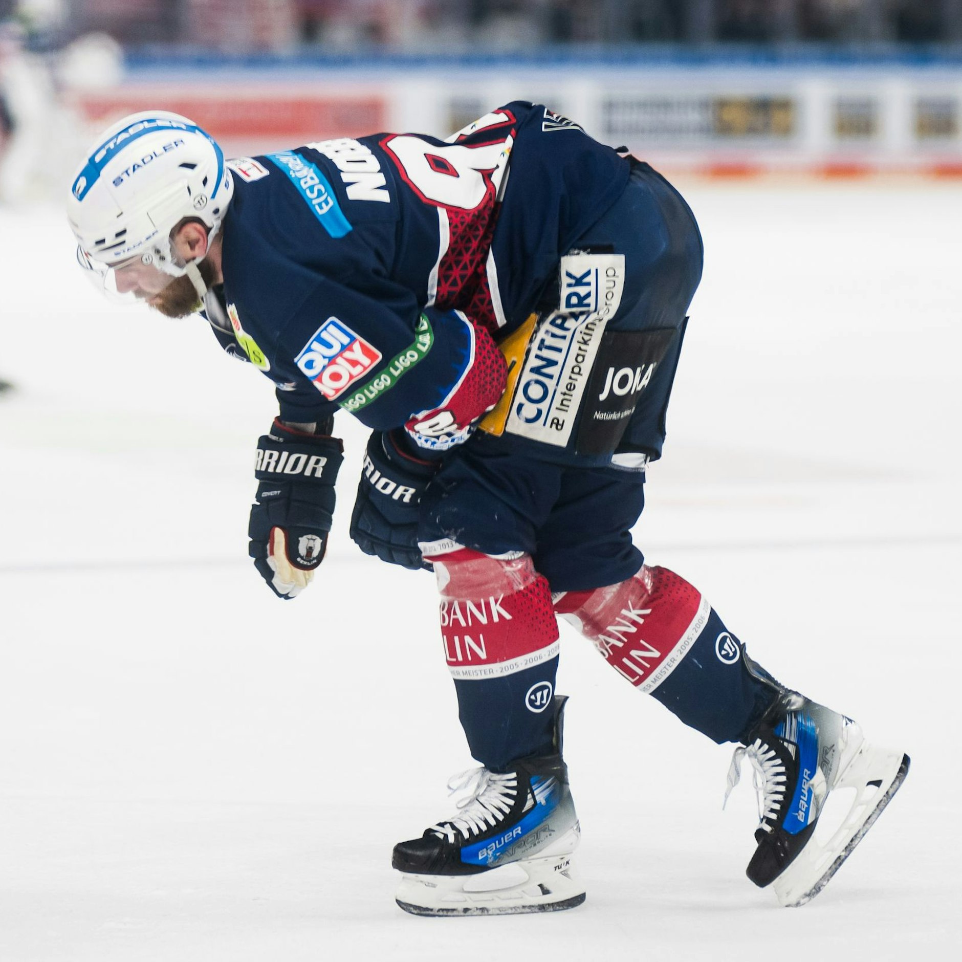 Eisbären-Star Marcel Noebels quält sich nach einem fiesen Bandencheck eines Bremerhaveners vom Eis.