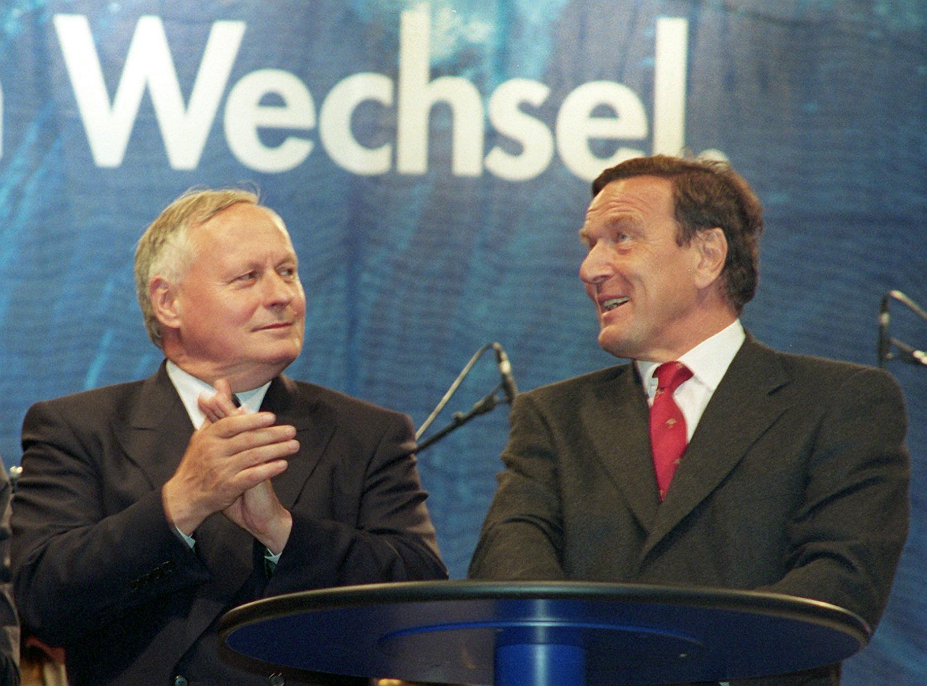 ARCHIV - «Mit zeitlichem Abstand ist es leichter, mit Differenzen umzugehen.» Oskar Lafontaine (l) und Gerhard Schröder im August 1998.