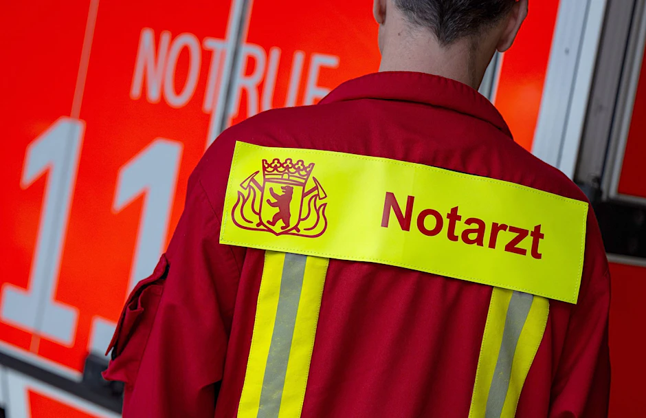 Ein Notarzt in Berlin. Rettungskräfte brachten am Freitag einen Fußgänger ins Krankenhaus, der von einem Auto angefahren worden war.