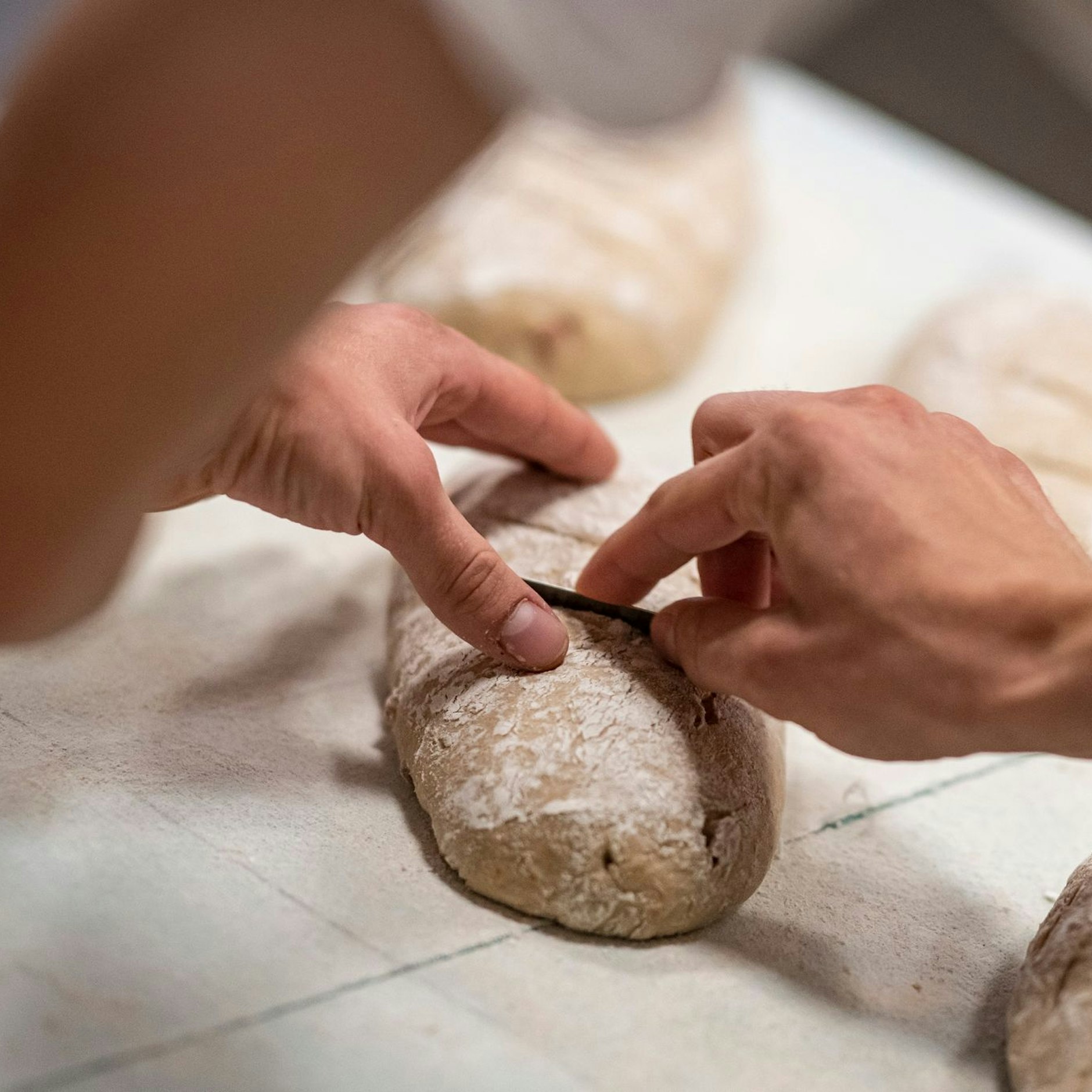 Brot sollte vor dem Backen immer oben eingeschnitten werden.