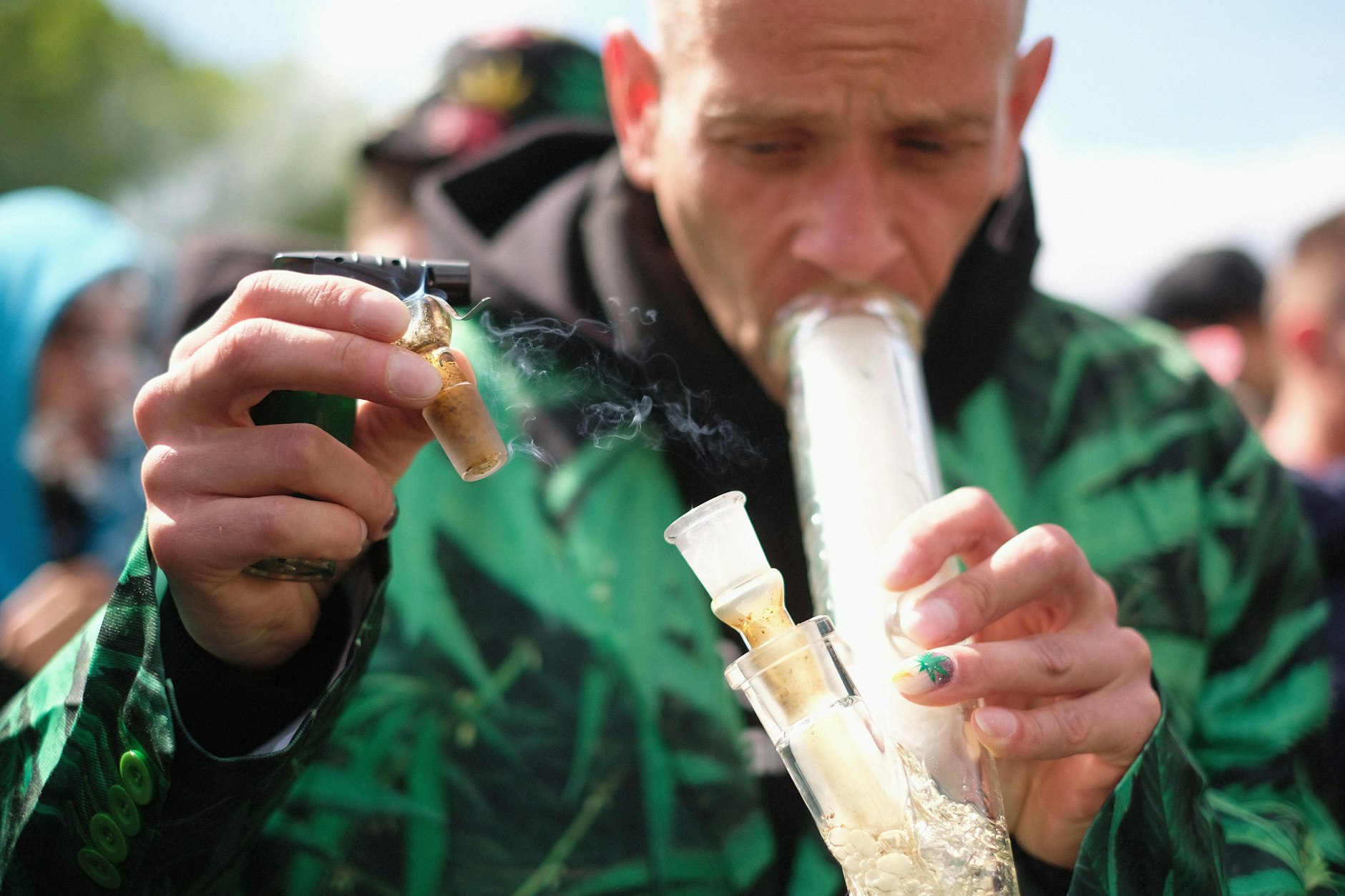 Cannabis kann auch über eine Bong konsumiert werden.