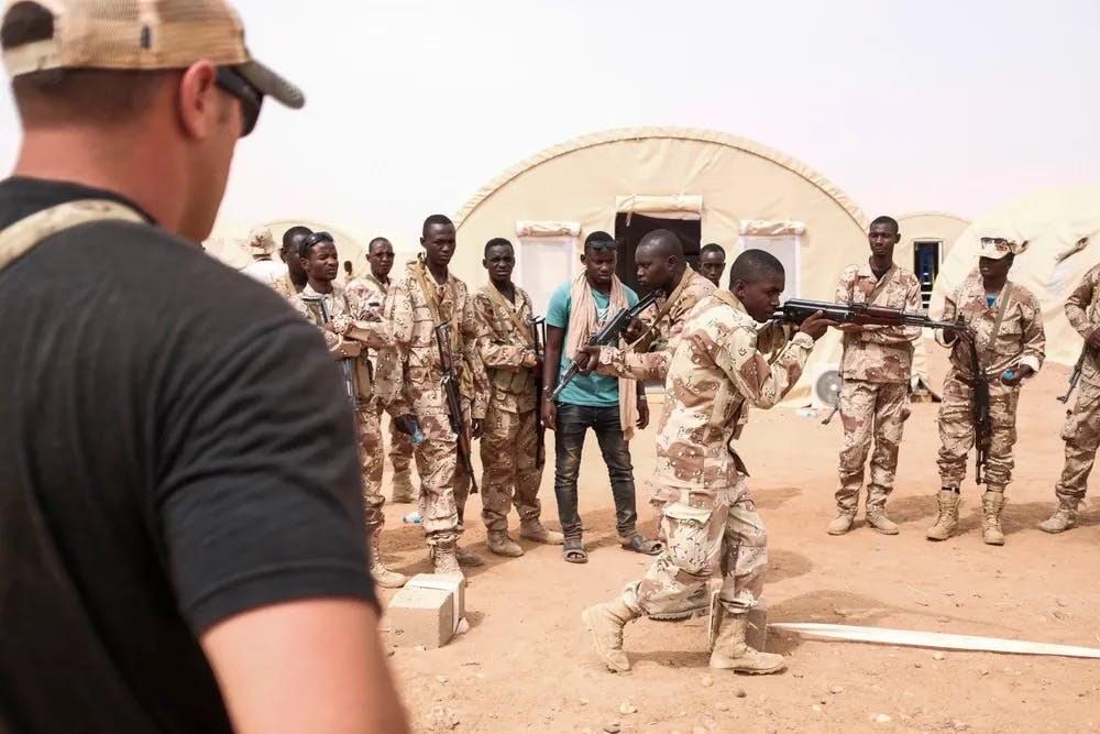 Militärberater der US Special Forces bilden im Jahr 2018 in Agadez, Niger, einheimische Soldaten aus.