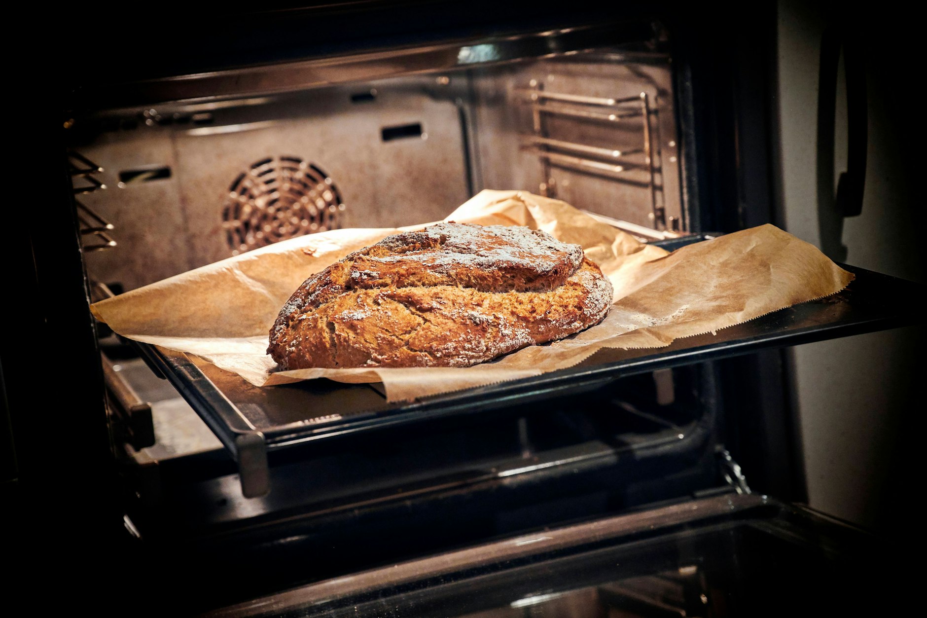 Zuhause selbst gebackenes Brot kommt frisch aus dem Backofen. 