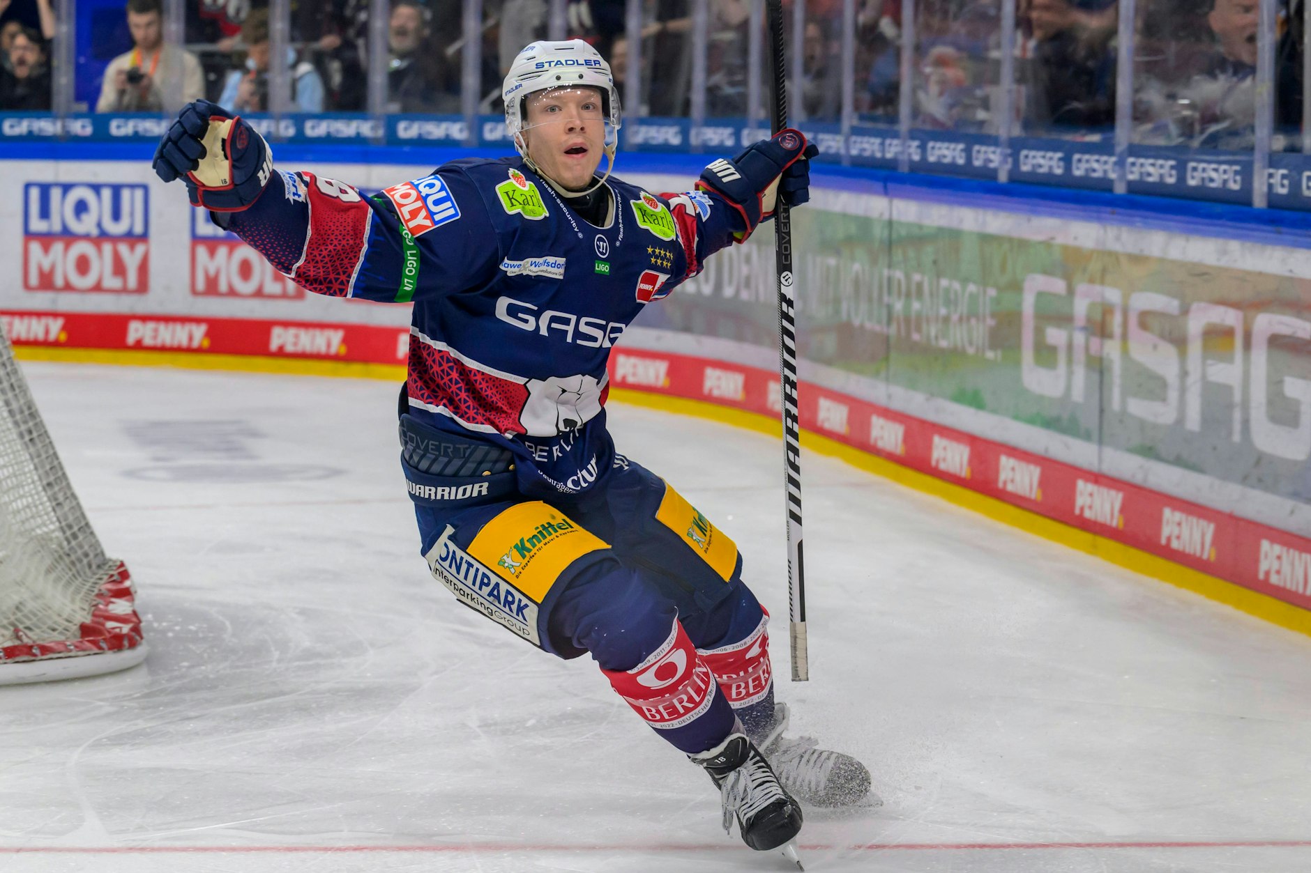 Eisbär Jonas Müller geht nach seinen Weltklasse-Solo zum 5:3 gegen Bremerhaven nahtlos in den Jubel-Lauf über.