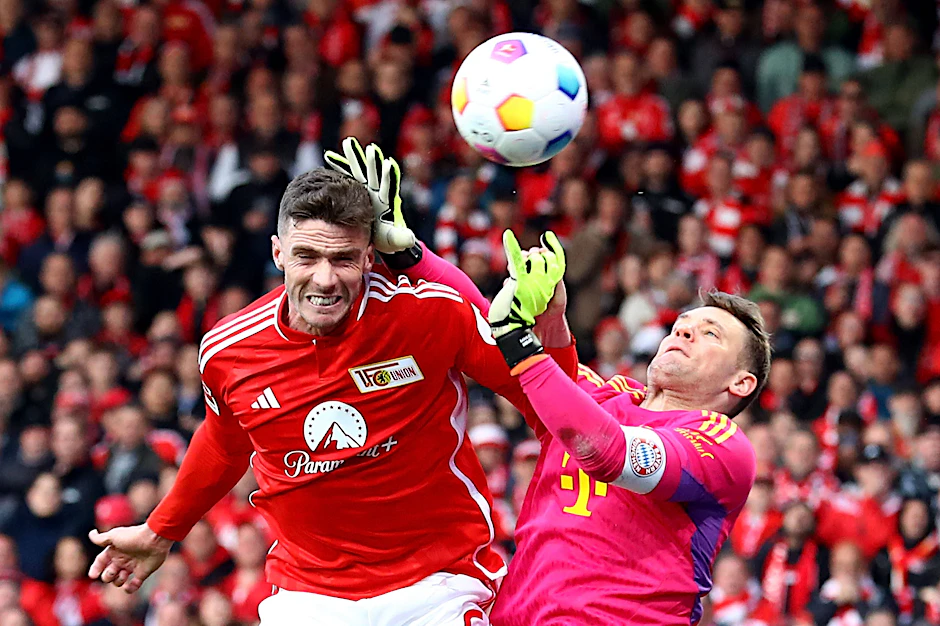 Im Zweikampf: Unions Robin Gosens gegen Bayerns Keeper Manuel Neuer.
