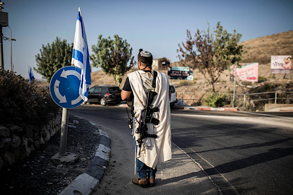 ARCHIV - Ein rechtsgerichteter israelischer Siedler trägt eine Waffe nahe der palästinensischen Stadt Nablus im Westjordanland (Archivfoto). Die EU verhängt erstmals Sanktionen wegen der Gewalt radikaler israelischer Siedler.  