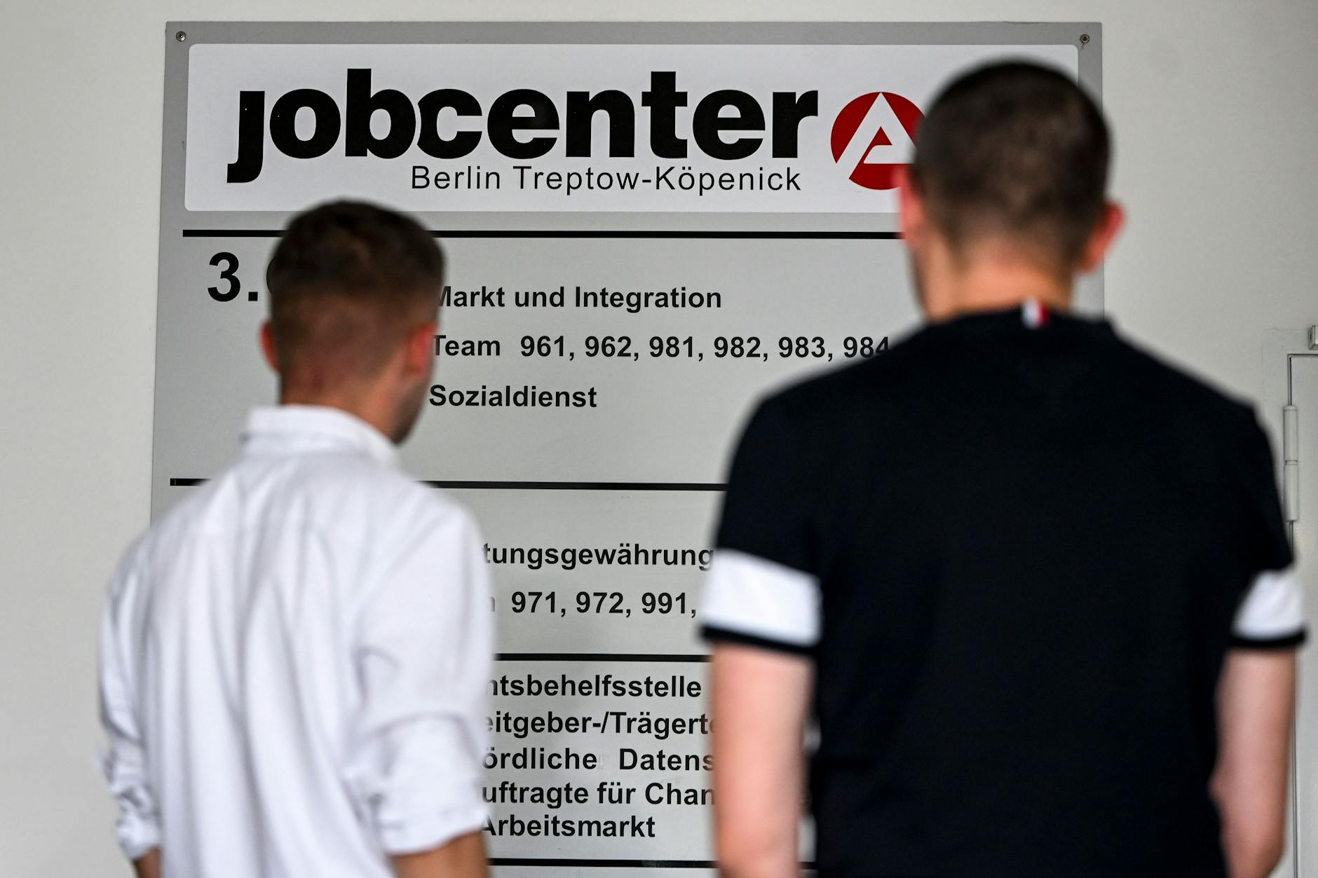 ARCHIV - 13.09.2023, Berlin: Das Jobcenter Treptow-Köpenick am Groß-Berliner Damm. (Gestellte Szene). Im Januar 2024 waren mehr Menschen in Berlin arbeitslos als im Vormonat. (zu dpa: «Mehr Menschen in Berlin arbeitslos») Foto: Jens Kalaene/dpa +++ dpa-Bildfunk +++