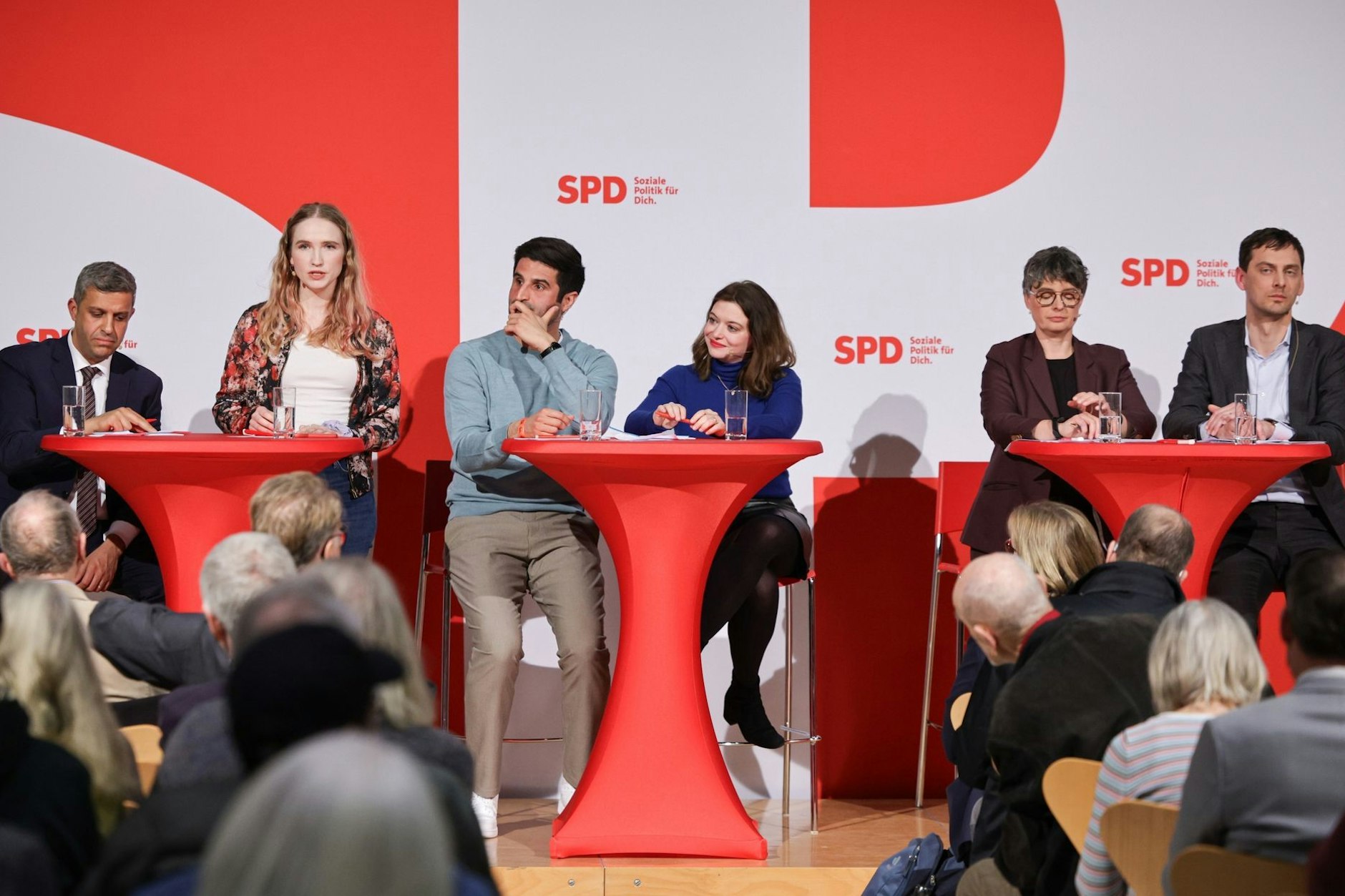 Raed Saleh ( l-r), Luise Lehmann, Kian Niroomand, Jana Bertels, Nicola Böcker-Giannini und Martin Hikel&nbsp; sitzen gemeinsam auf einer Bühne. (Archivfoto)&nbsp;