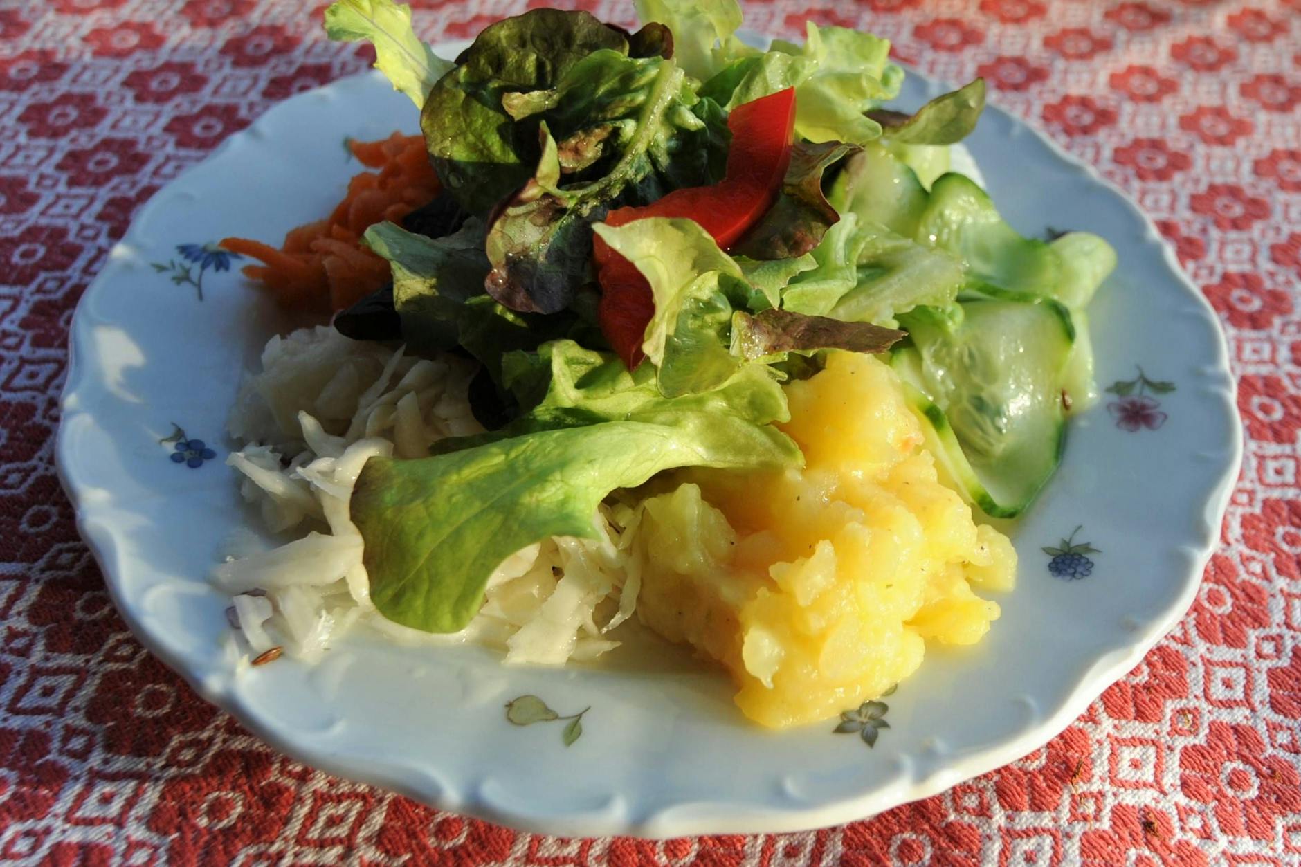 Miskoloczer Kartoffelsalat passt als Beilage zu Bratwurst, Koteletts, Steaks, Fisch, vor allem zu gebackenem Karpfen.