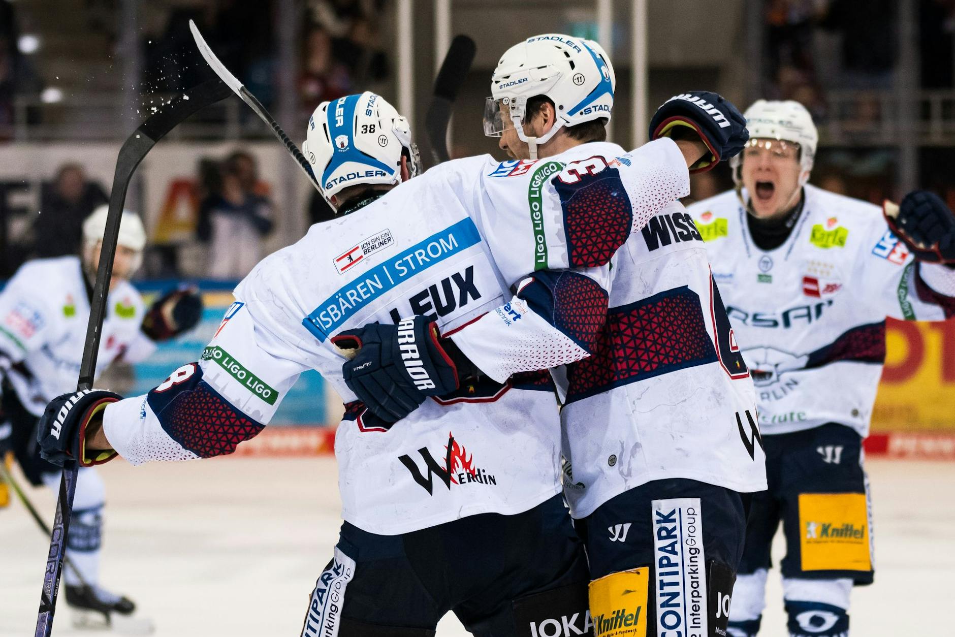 Was für ein Jubel: Yannick Veilleux (l.) nach seinem Siegtor für die Eisbären in Bremerhaven, Kapitän Kai Wissmann ist erster Gratulant, Jonas Müller (r.) der zweite.