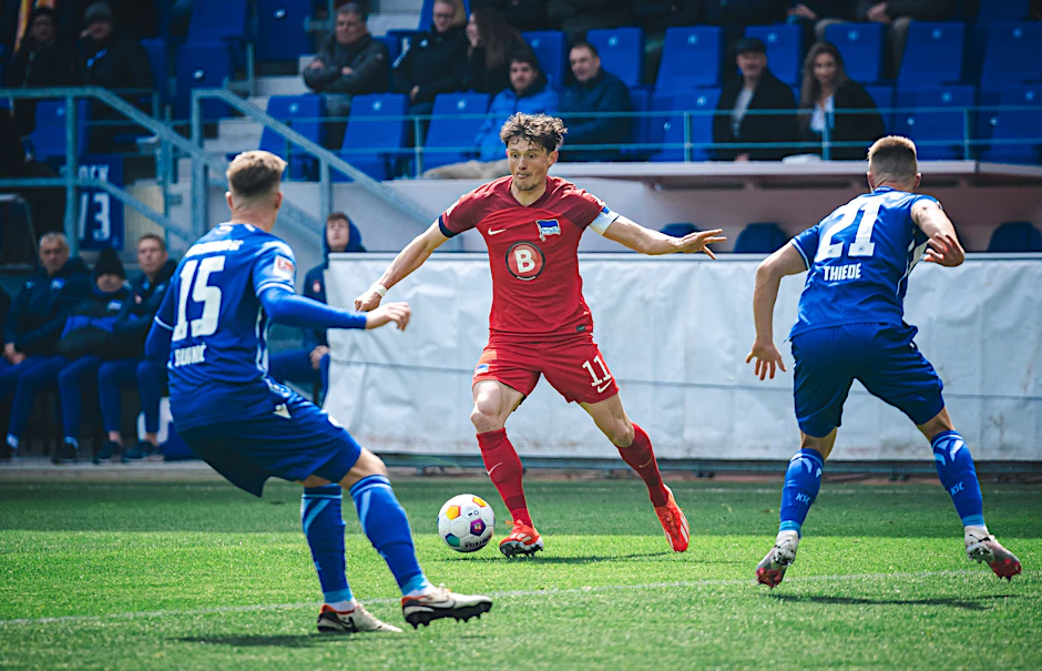 Fabian Reese (Mitte) und Hertha BSC mussten sich dem Karlsruher SC geschlagen geben.
