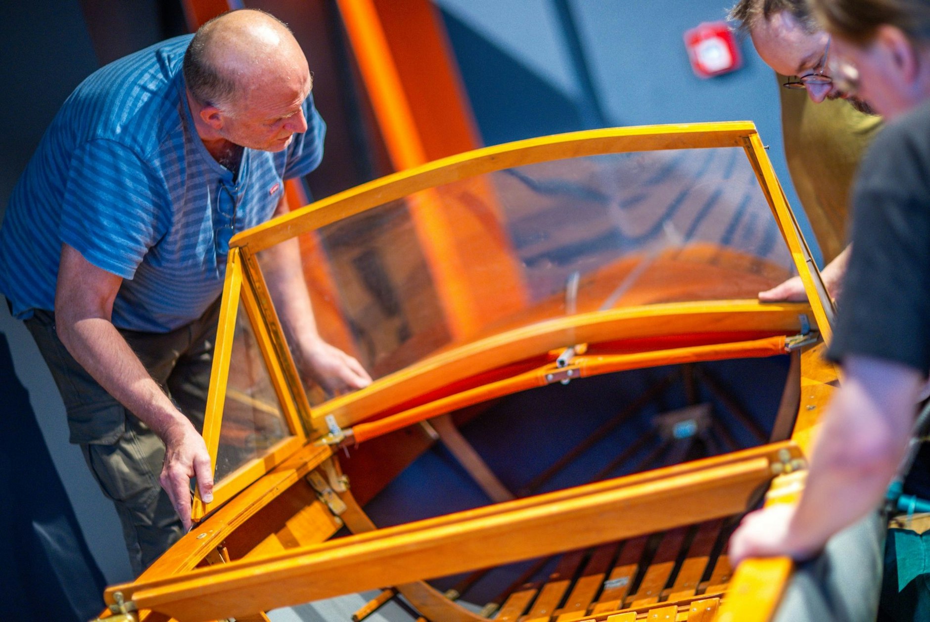 PRODUKTION - Mitglieder der «Freunde historischer Faltboote» bauen das Faltboot «Delphin 110» im Phantechnikum auf.  