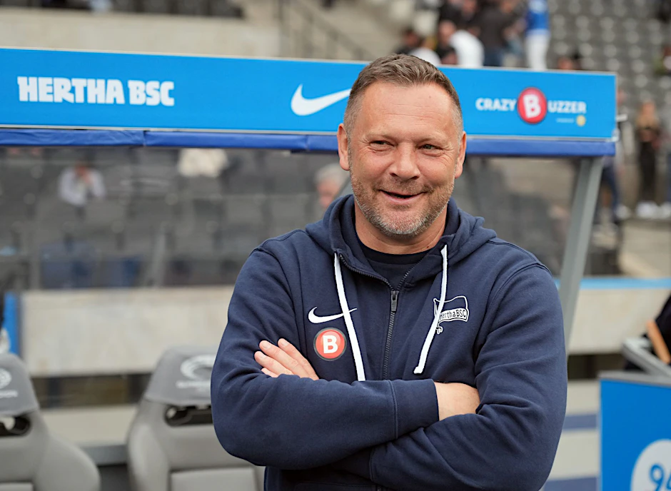 ARCHIV - Herthas Trainer Pal Dardai lacht vor dem Spiel.  